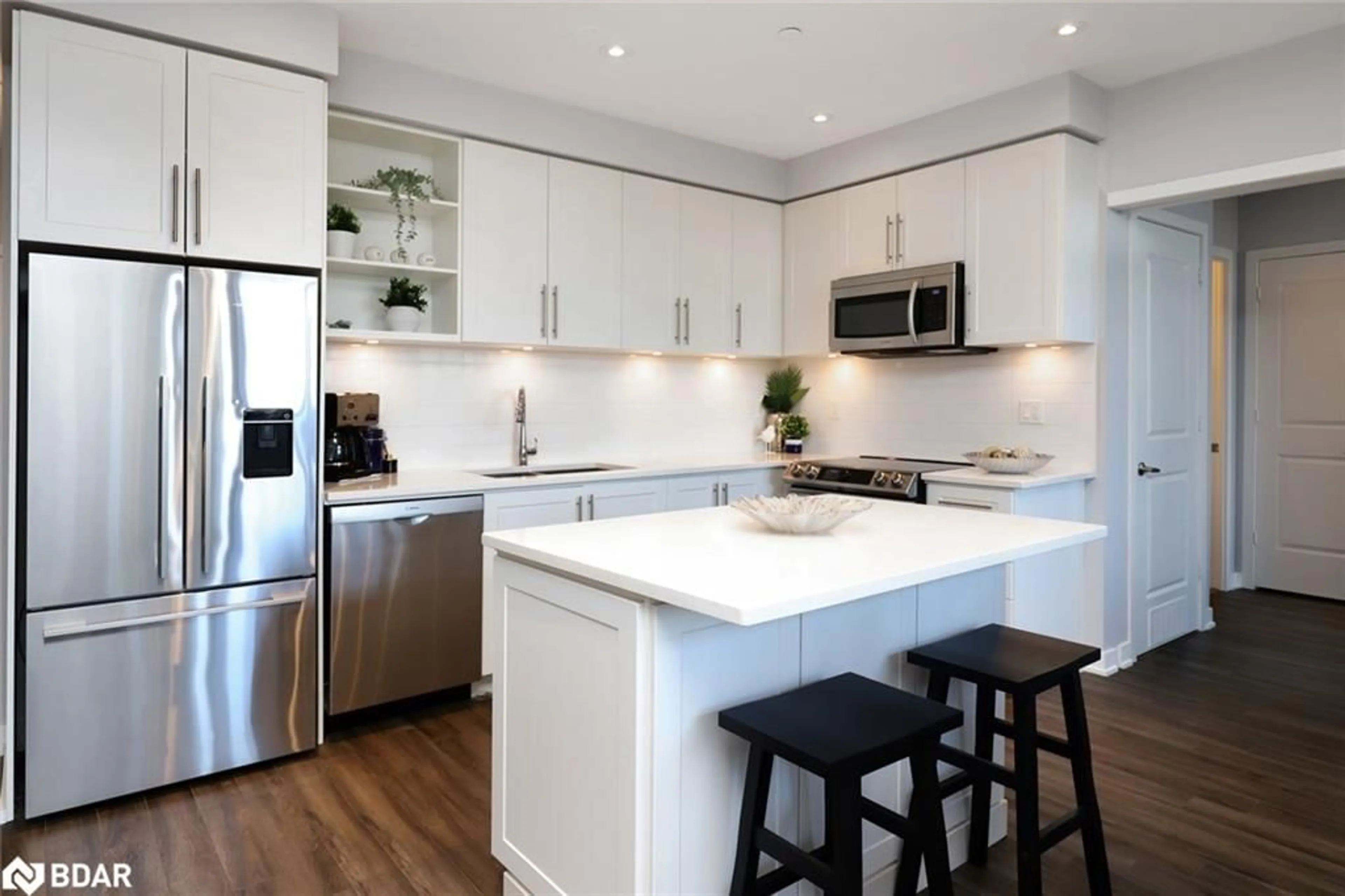 Contemporary kitchen, unknown for 4699 Glen Erin Drive Dr #109, Mississauga Ontario L5M 2E5