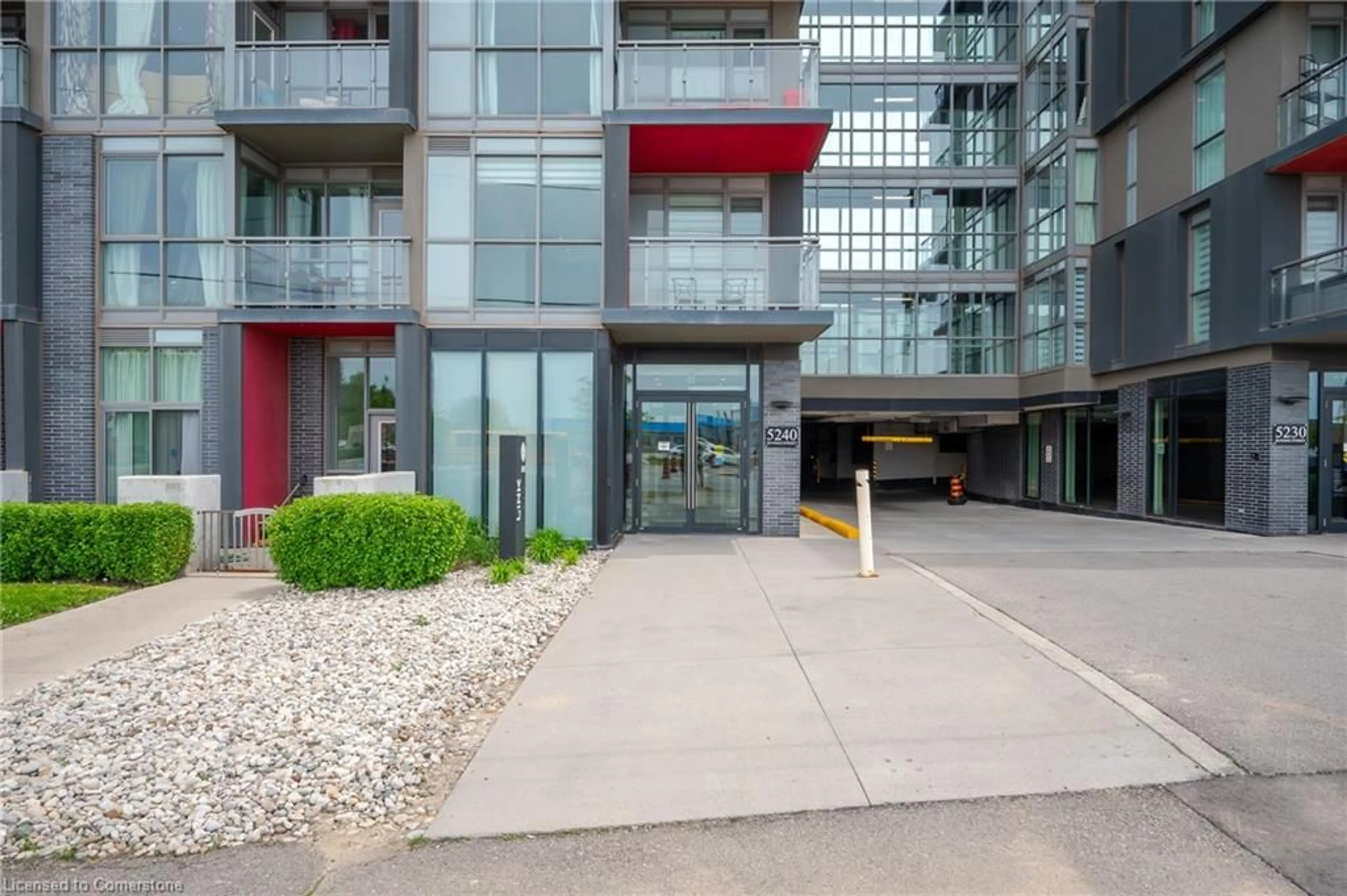 Indoor foyer for 5240 Dundas St #B412, Burlington Ontario L7L 0J6
