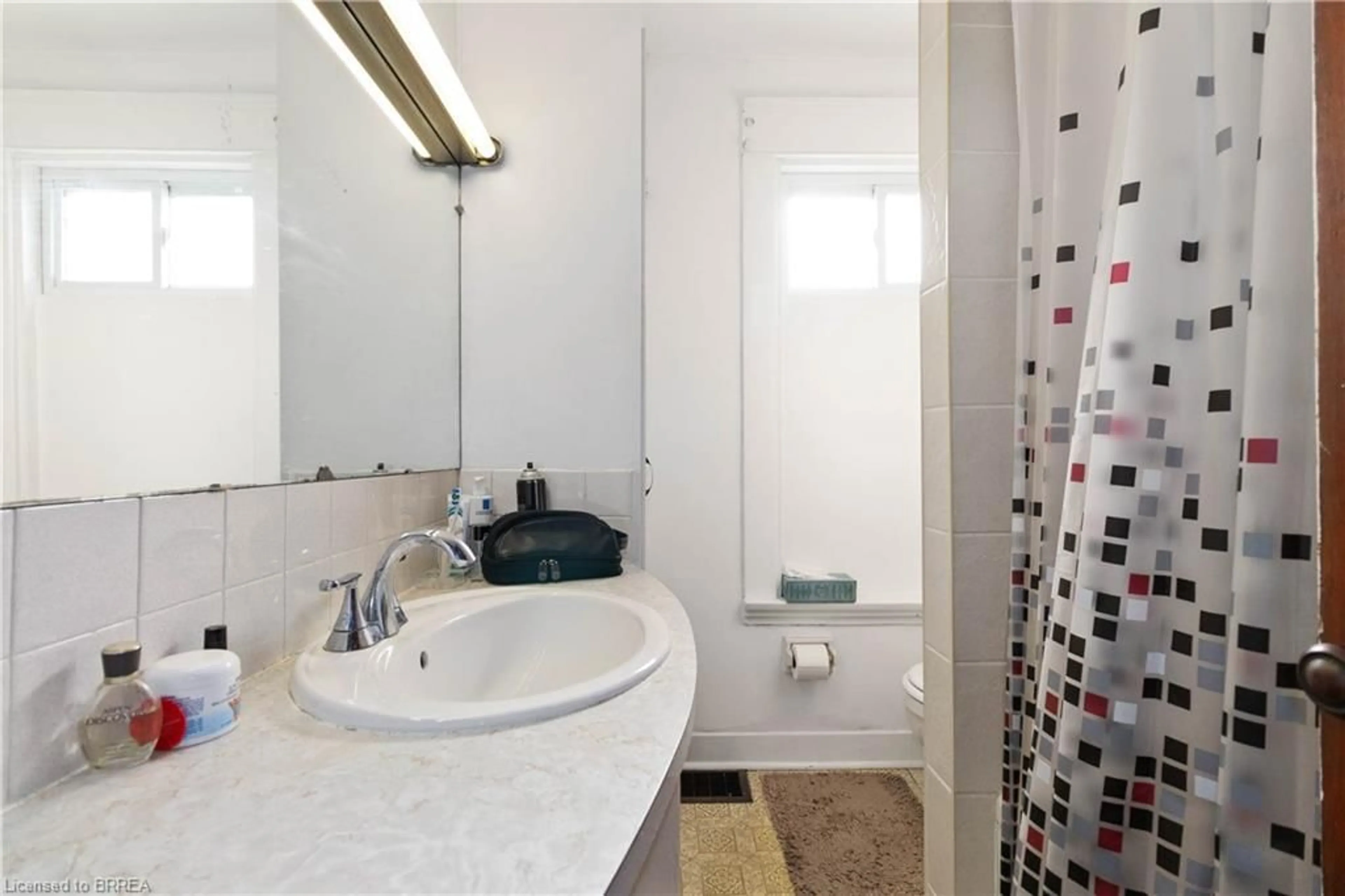 Standard bathroom, unknown for 116 Terrace Hill St, Brantford Ontario N3R 1G3