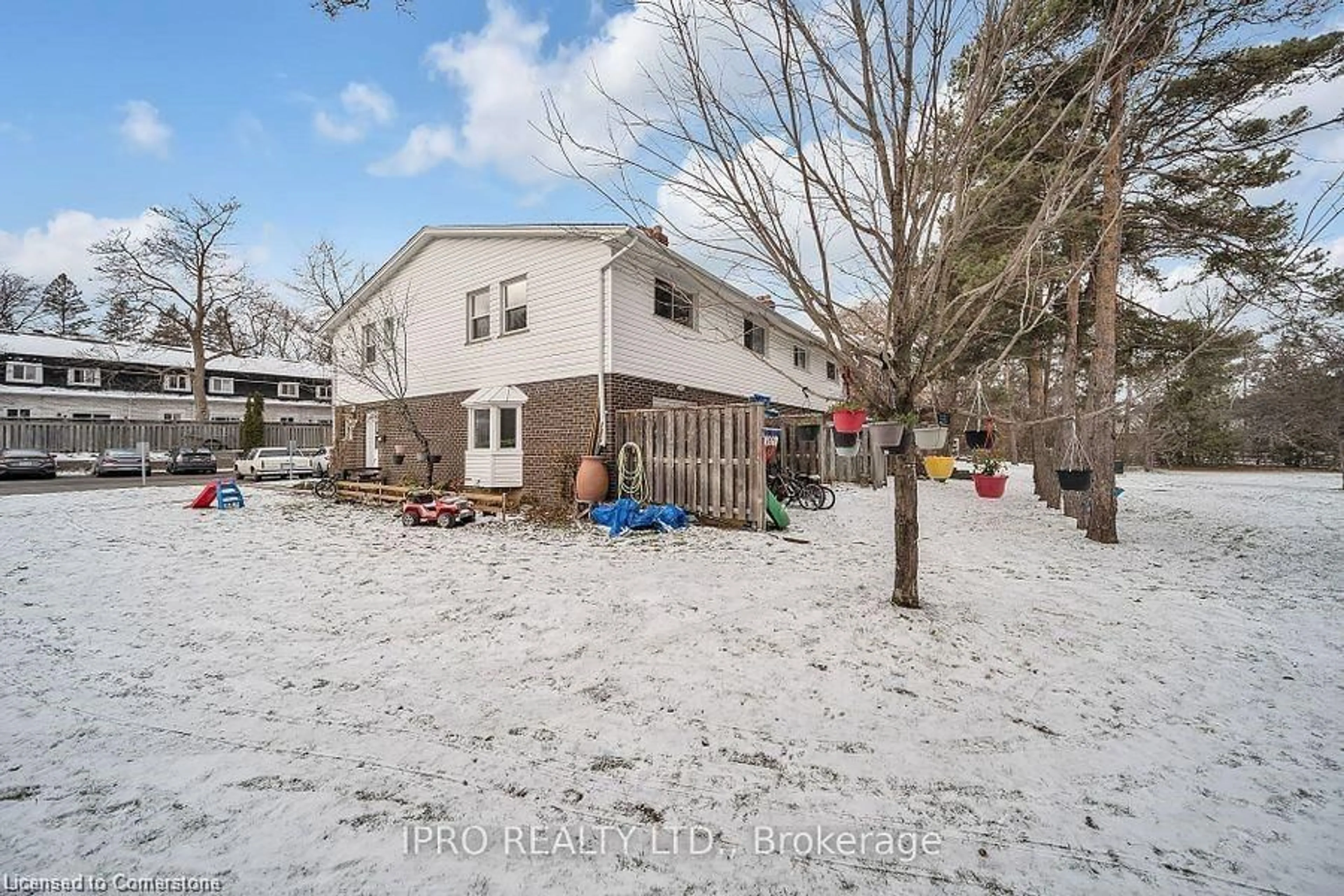 A pic from outside/outdoor area/front of a property/back of a property/a pic from drone, unknown for 272 Westcourt Pl, Waterloo Ontario N2L 2R7