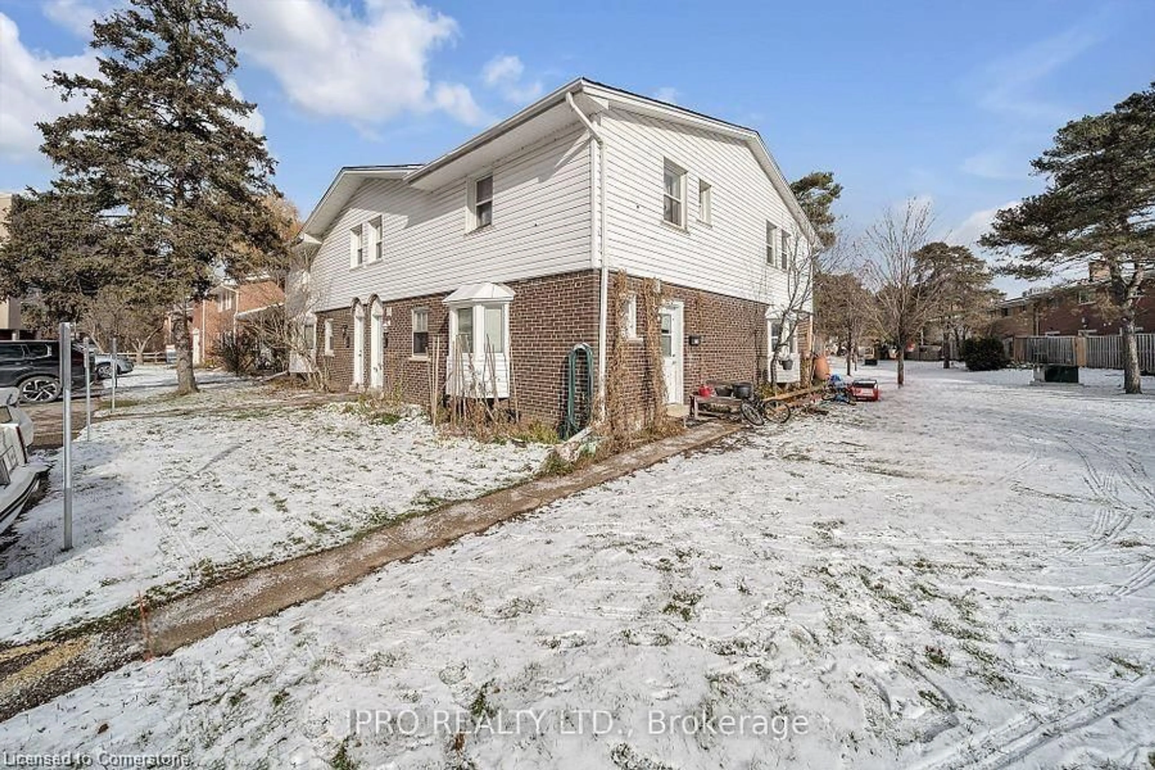 A pic from outside/outdoor area/front of a property/back of a property/a pic from drone, street for 272 Westcourt Pl, Waterloo Ontario N2L 2R7