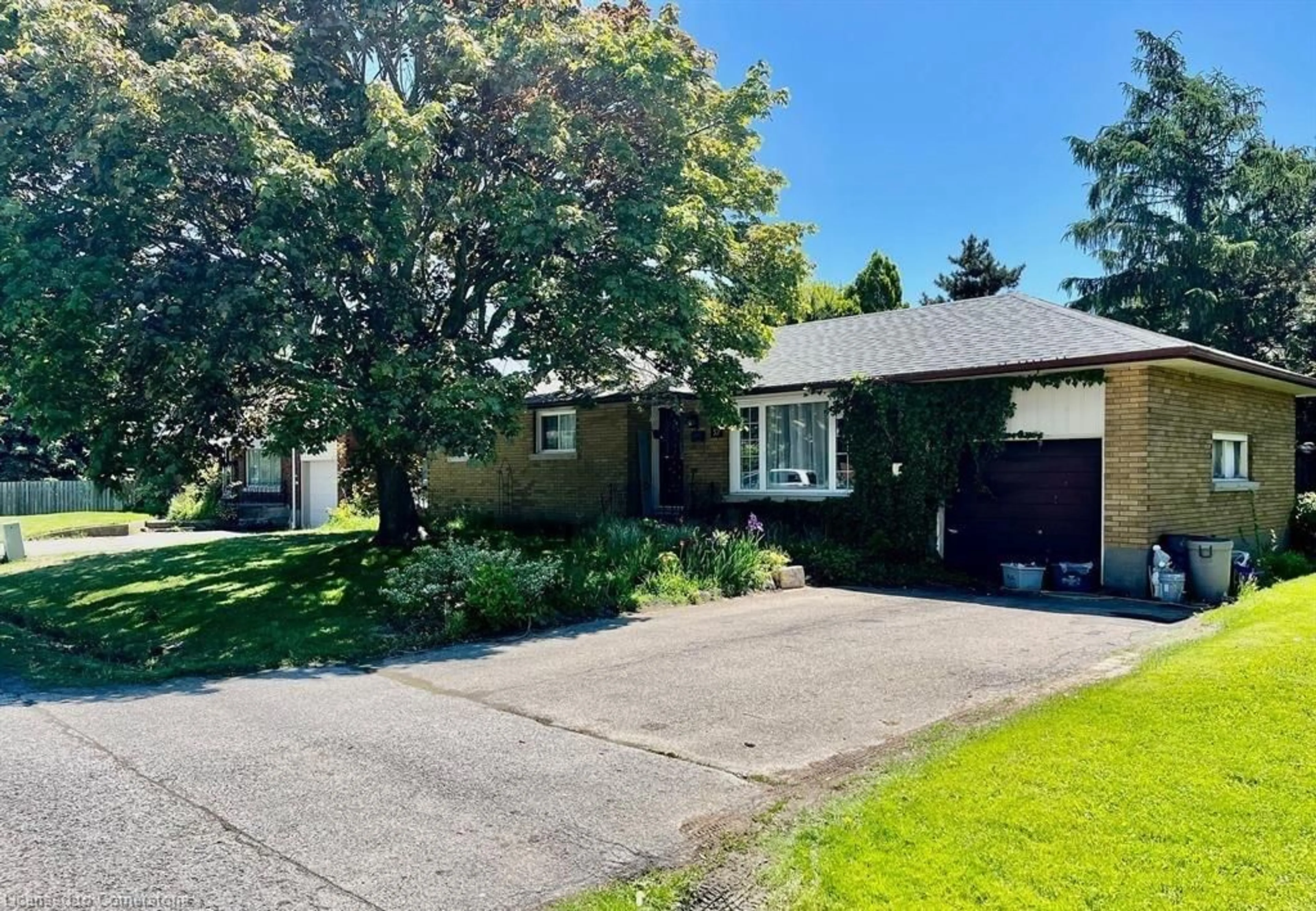 A pic from outside/outdoor area/front of a property/back of a property/a pic from drone, street for 32 Buchanan Rd, St. Catharines Ontario L2M 4R6