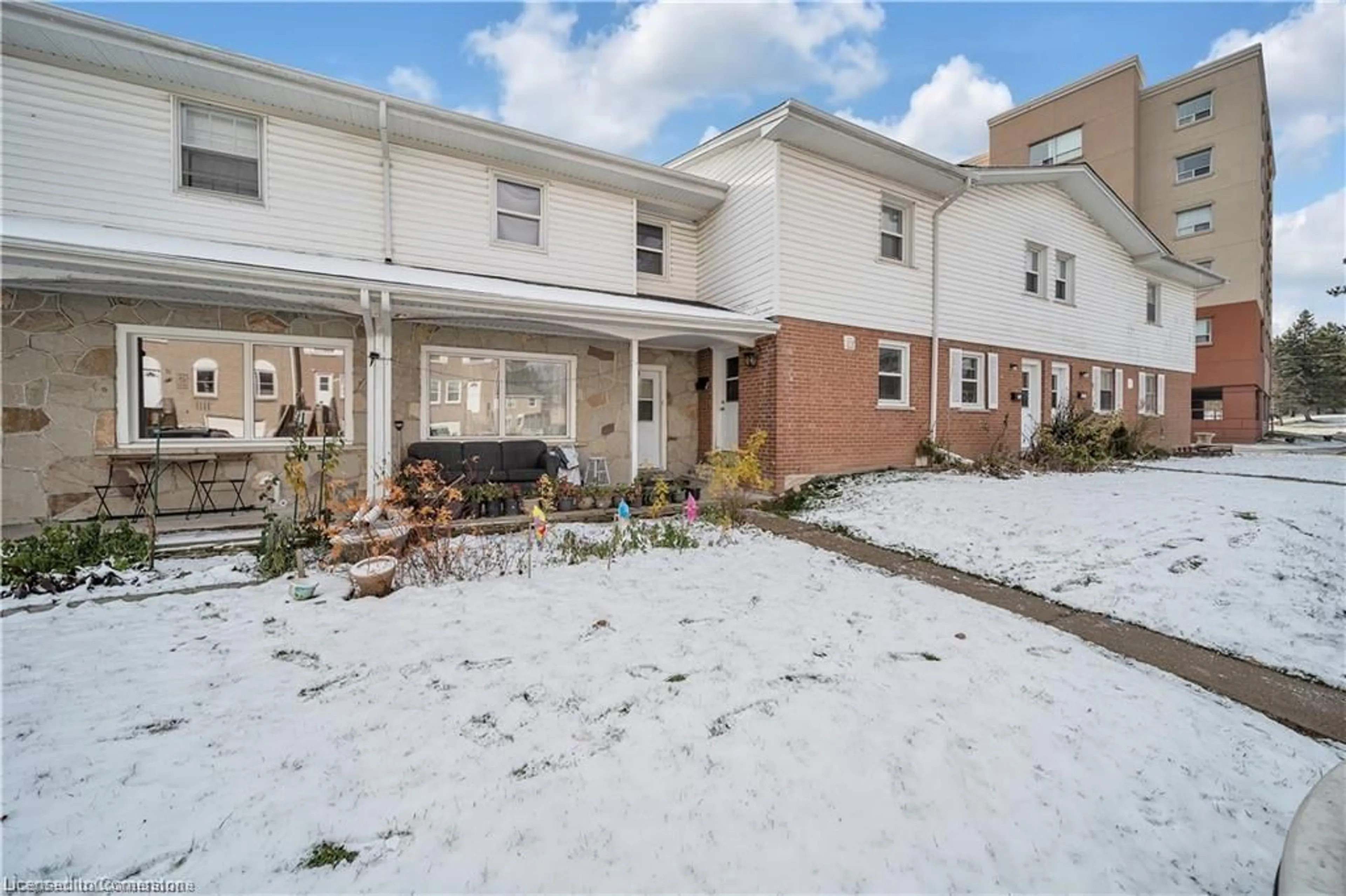 A pic from outside/outdoor area/front of a property/back of a property/a pic from drone, street for 312 Westcourt Pl, Waterloo Ontario N2L 2R7