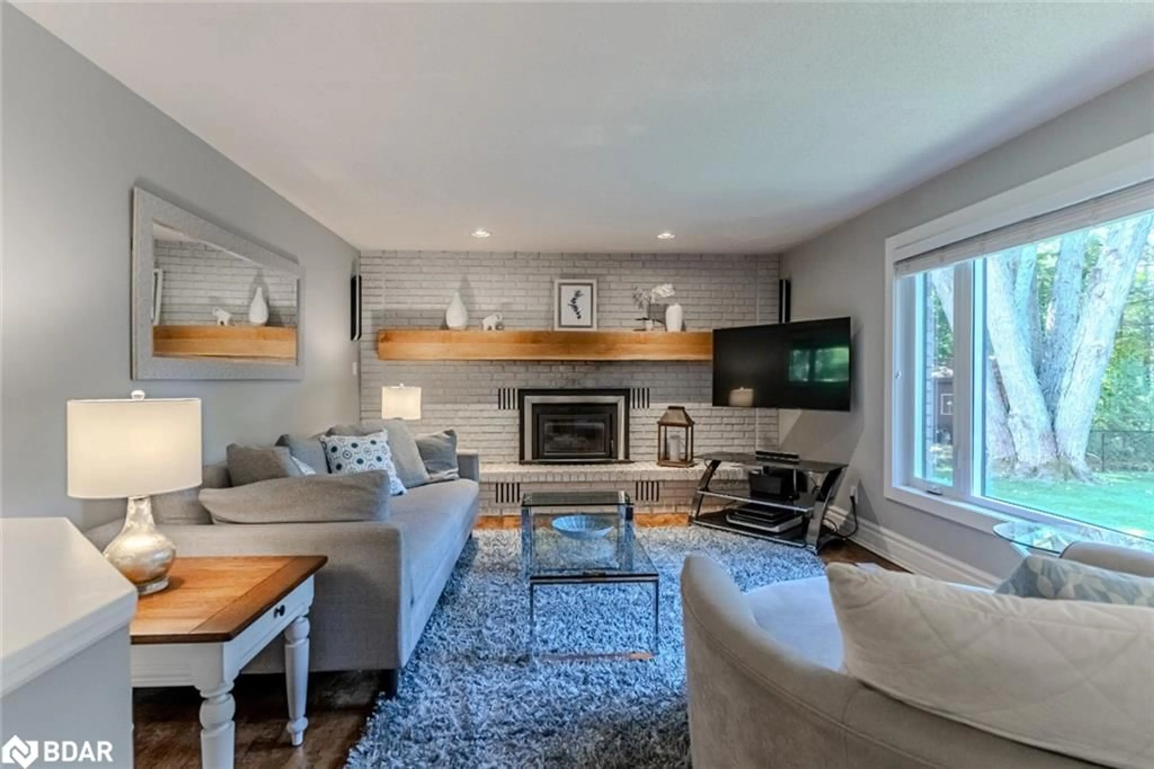 Living room with furniture, unknown for 48 Lawrence Ave, Minesing Ontario L9X 0C6