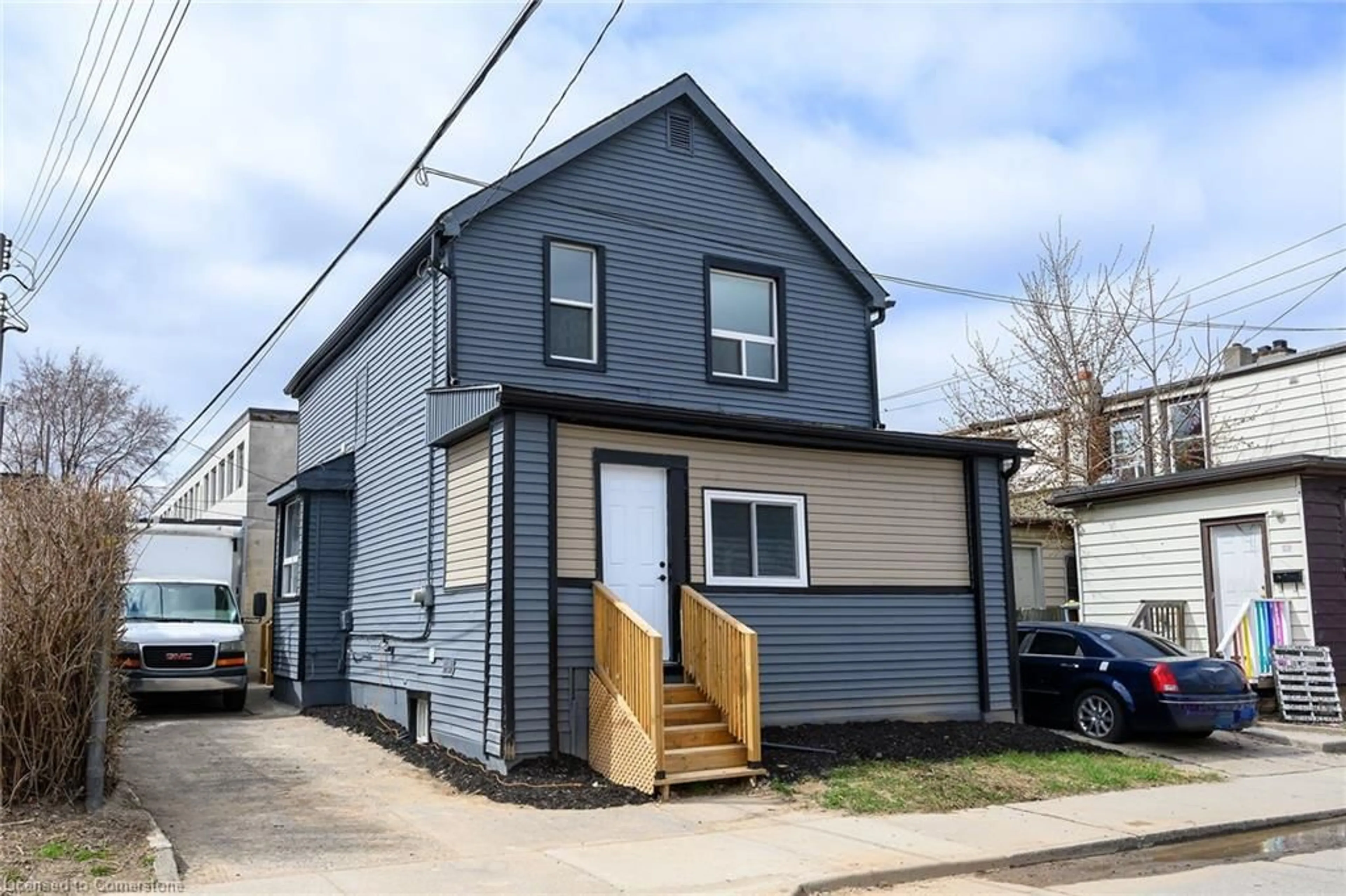 Home with vinyl exterior material, street for 31 Greenaway Ave, Hamilton Ontario L8L 6C3