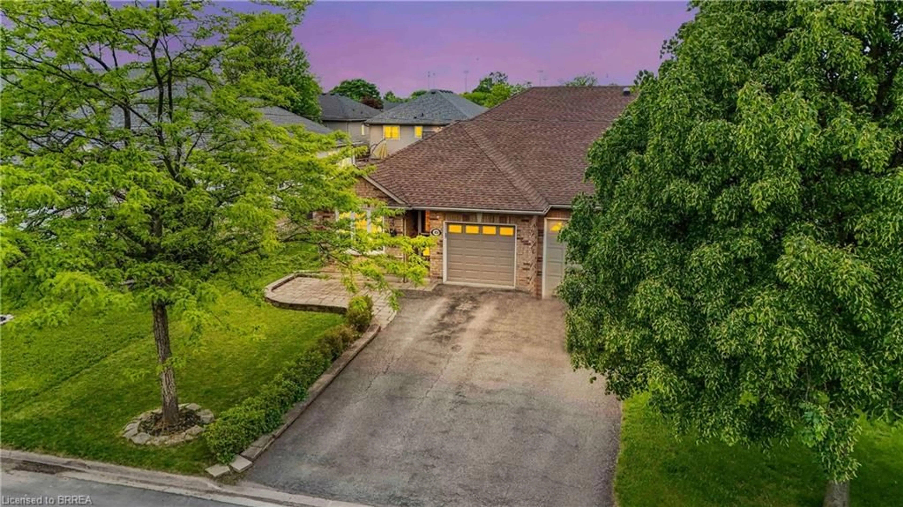 A pic from outside/outdoor area/front of a property/back of a property/a pic from drone, street for 1039 Hansler Rd, Welland Ontario L3C 7M5