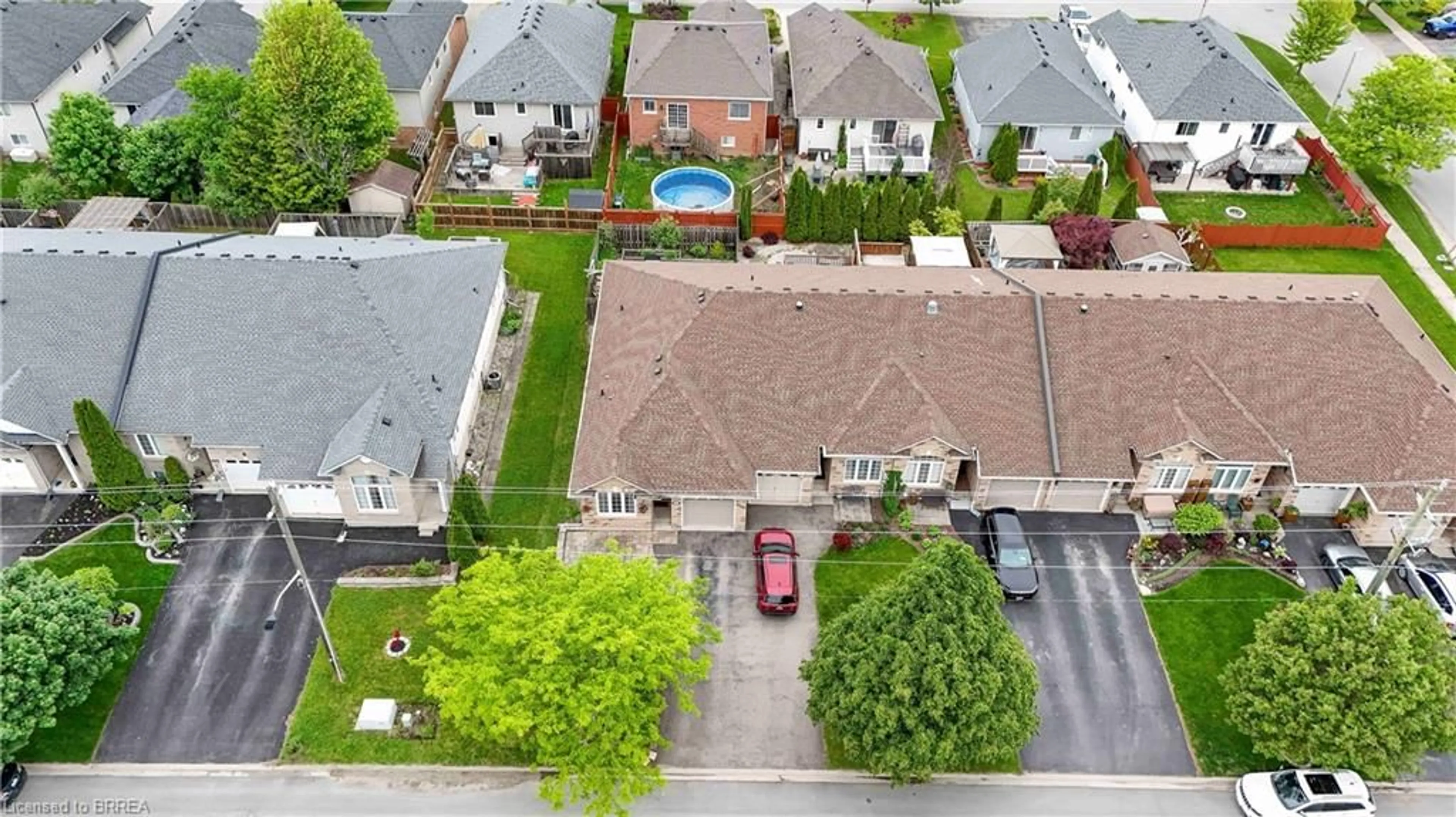 A pic from outside/outdoor area/front of a property/back of a property/a pic from drone, street for 1039 Hansler Rd, Welland Ontario L3C 7M5