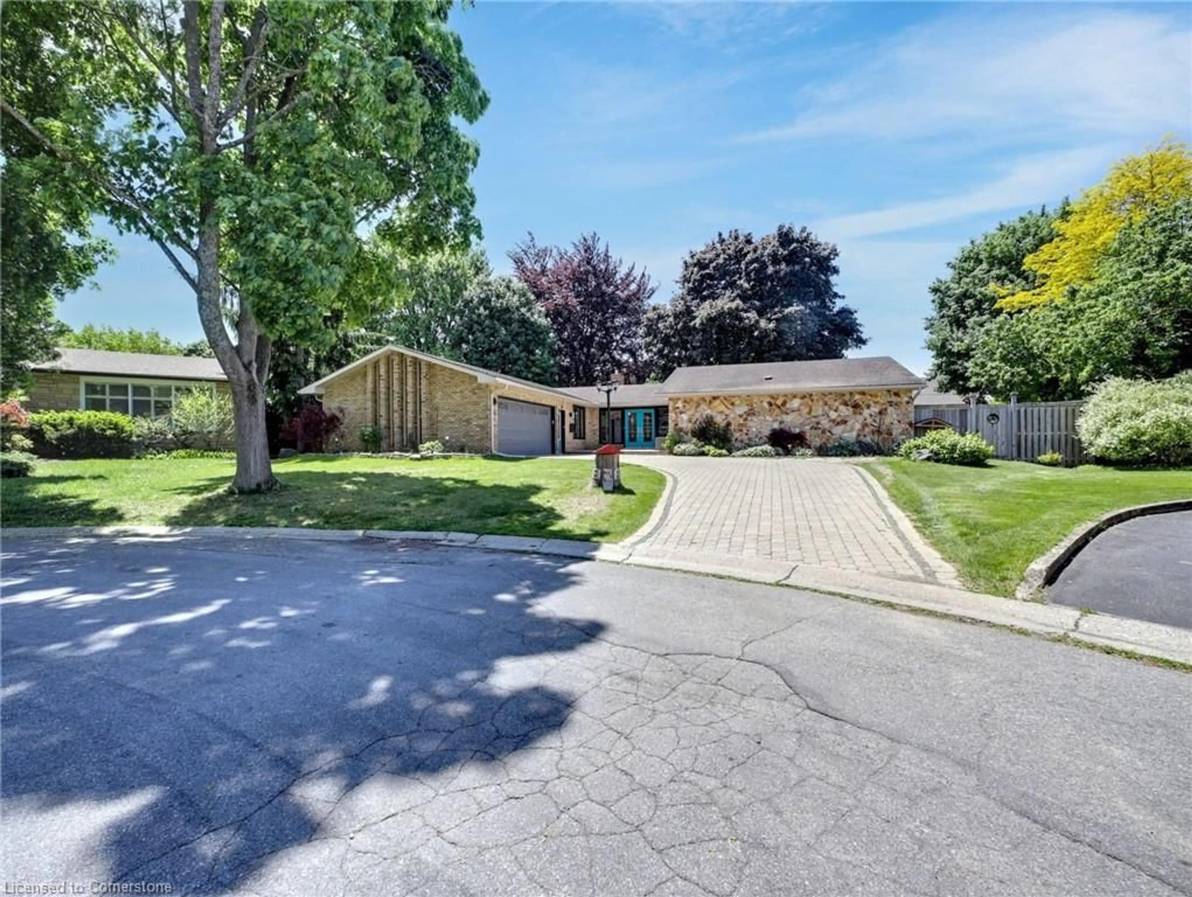 A pic from outside/outdoor area/front of a property/back of a property/a pic from drone, street for 8 Westgate Cir, Brantford Ontario N3R 5W5