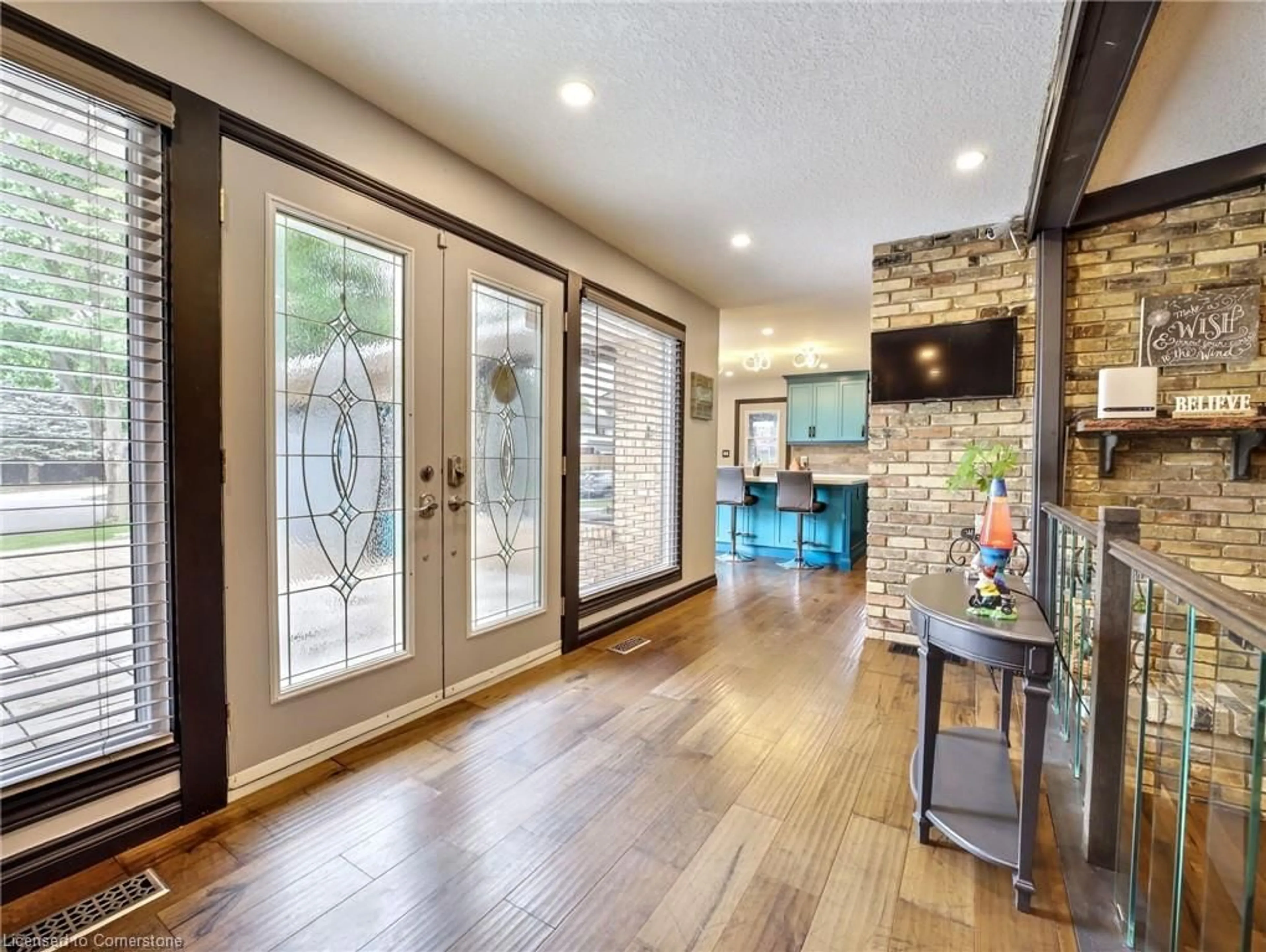 Indoor entryway for 8 Westgate Cir, Brantford Ontario N3R 5W5