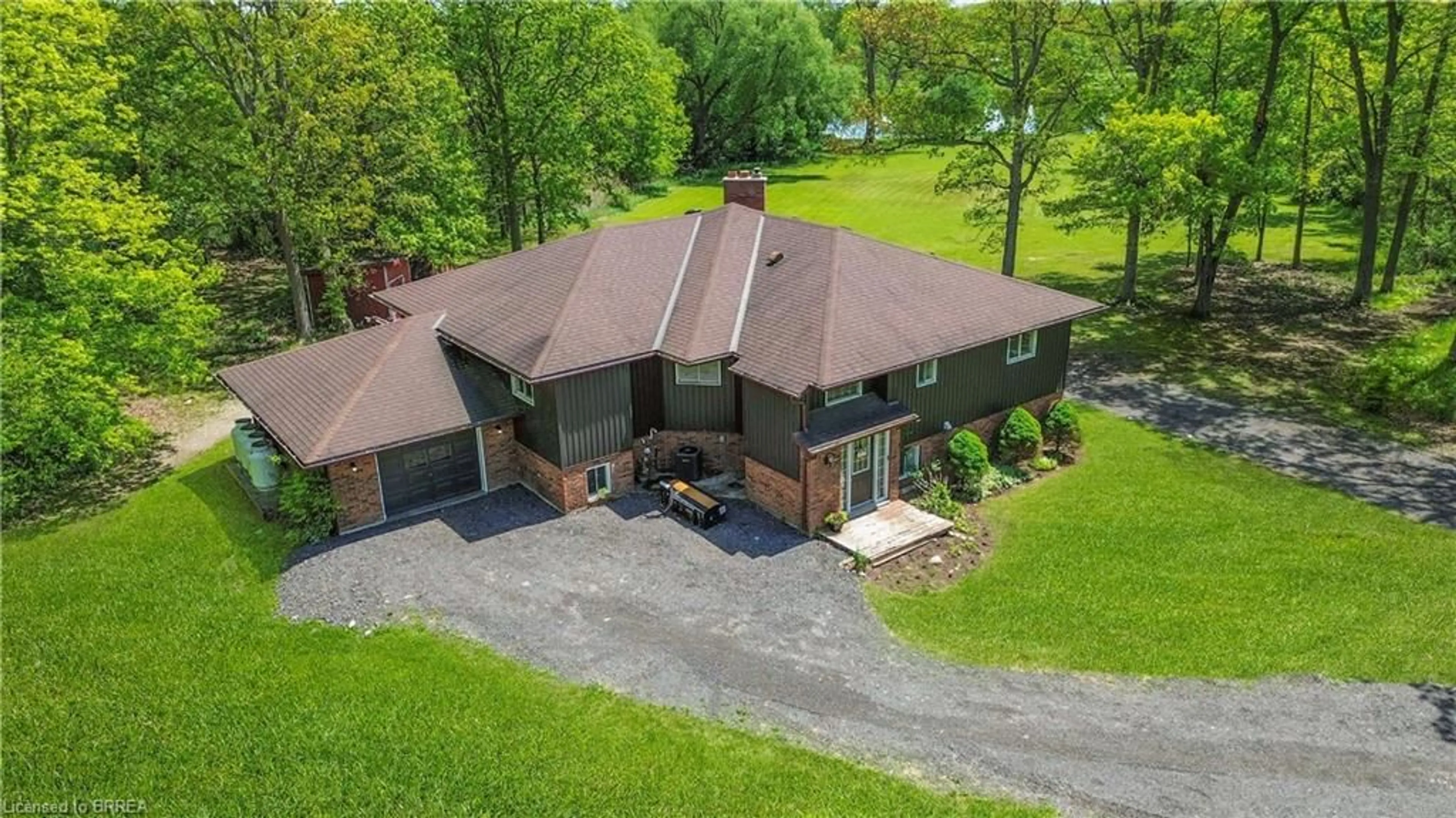A pic from outside/outdoor area/front of a property/back of a property/a pic from drone, unknown for 245 Hardy Rd, Brantford Ontario N3T 5L8