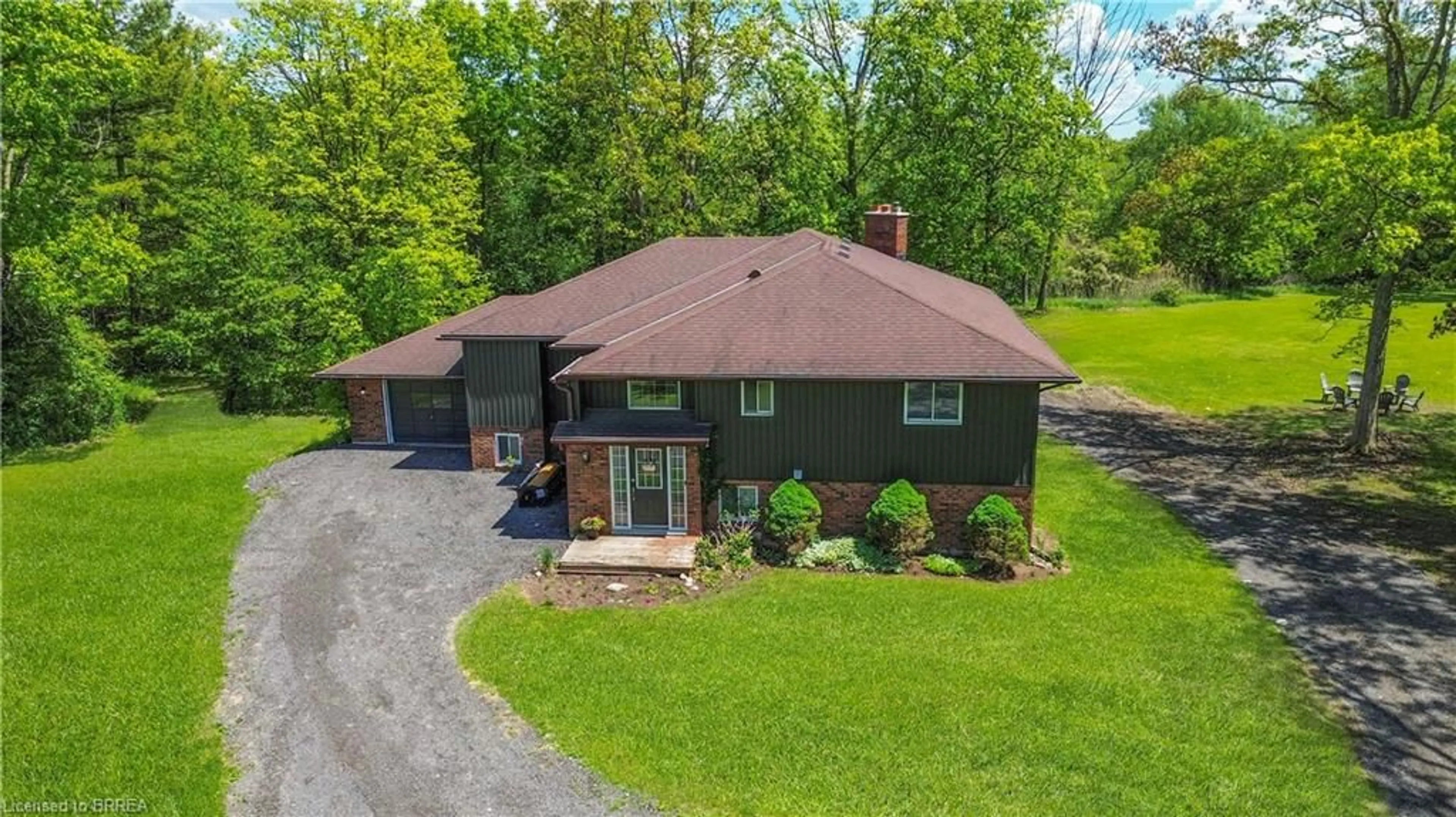 A pic from outside/outdoor area/front of a property/back of a property/a pic from drone, unknown for 245 Hardy Rd, Brantford Ontario N3T 5L8