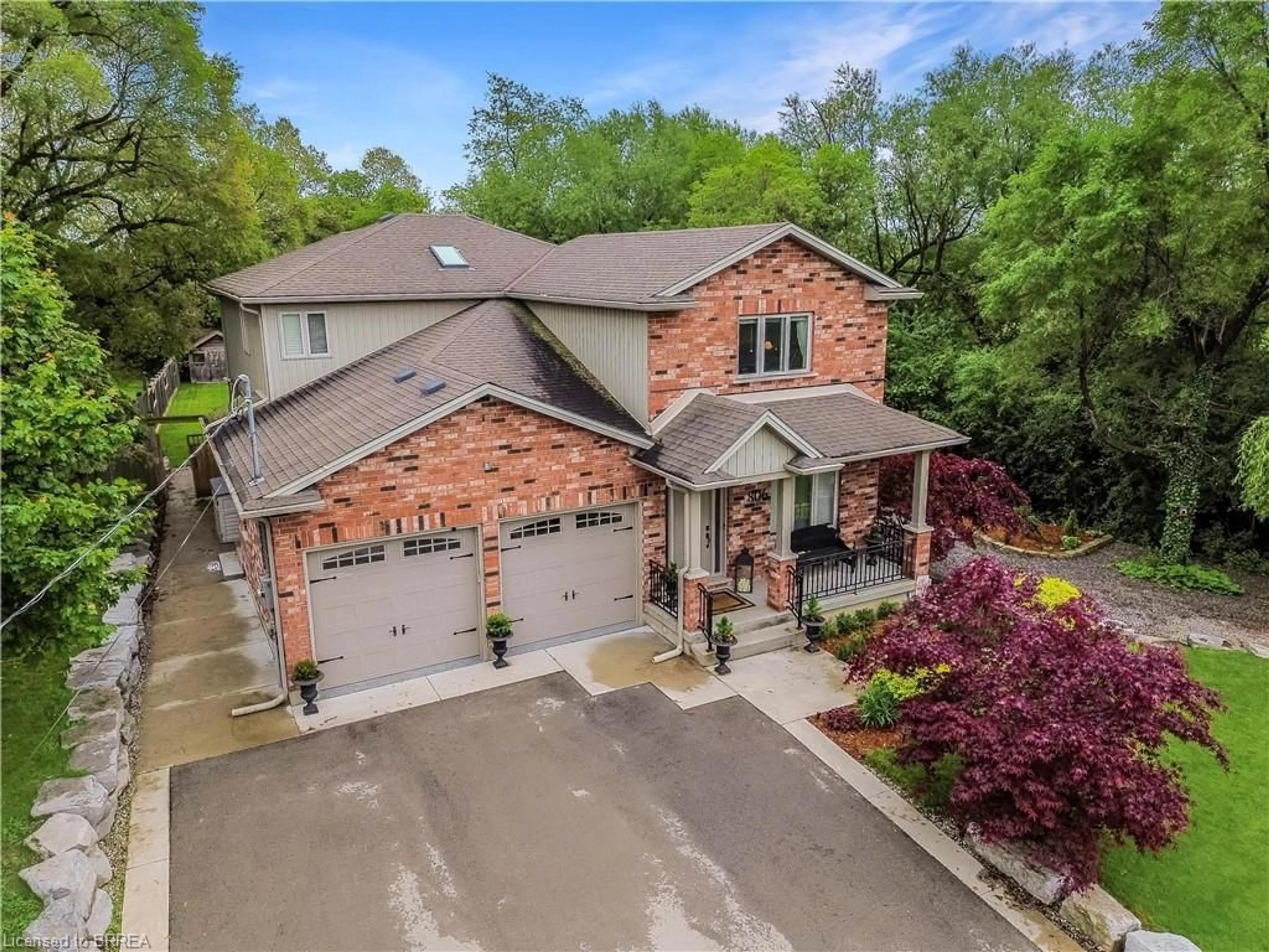A pic from outside/outdoor area/front of a property/back of a property/a pic from drone, street for 806 Old York Rd, Burlington Ontario L7P 4X9