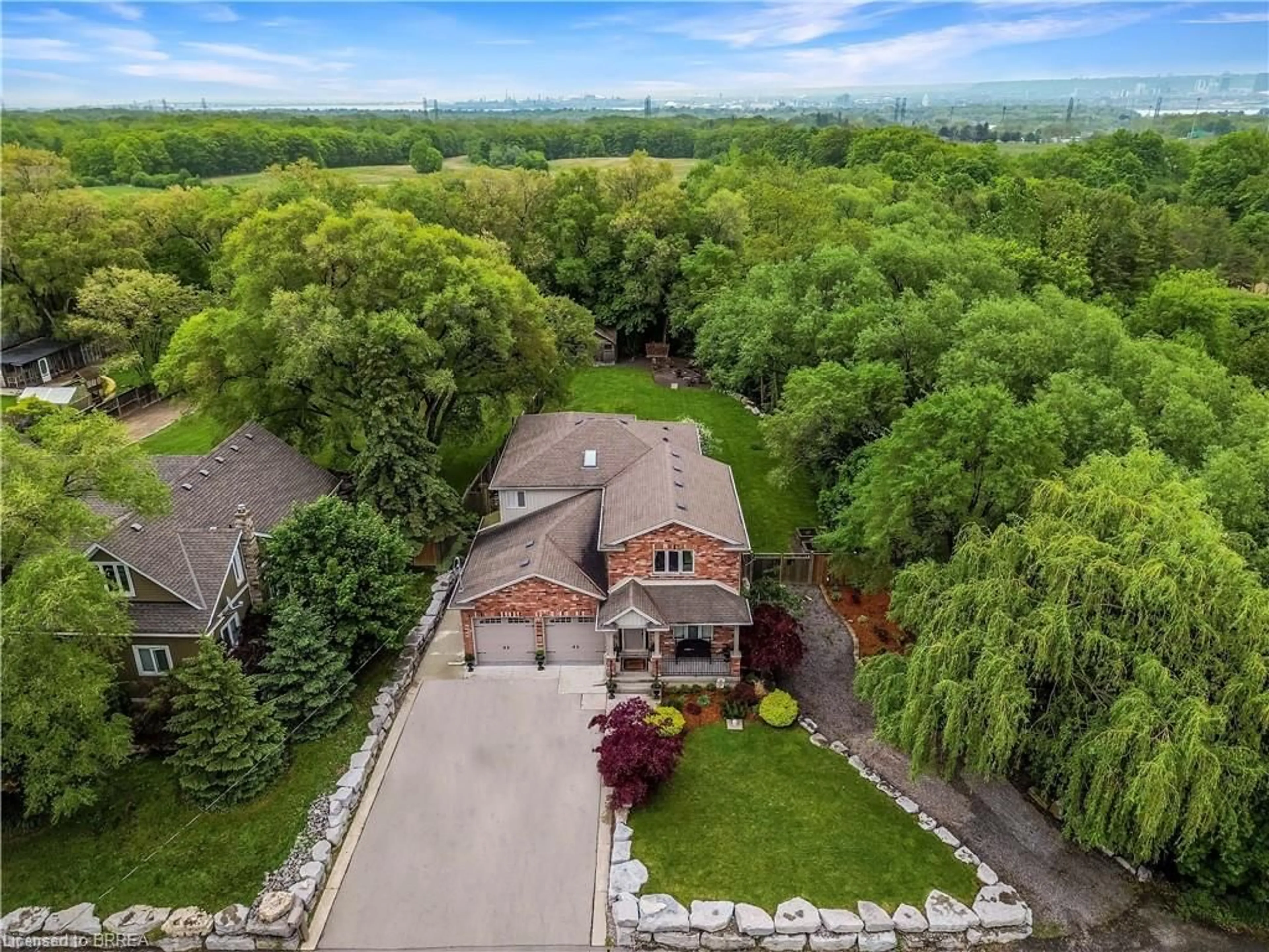 A pic from outside/outdoor area/front of a property/back of a property/a pic from drone, unknown for 806 Old York Rd, Burlington Ontario L7P 4X9