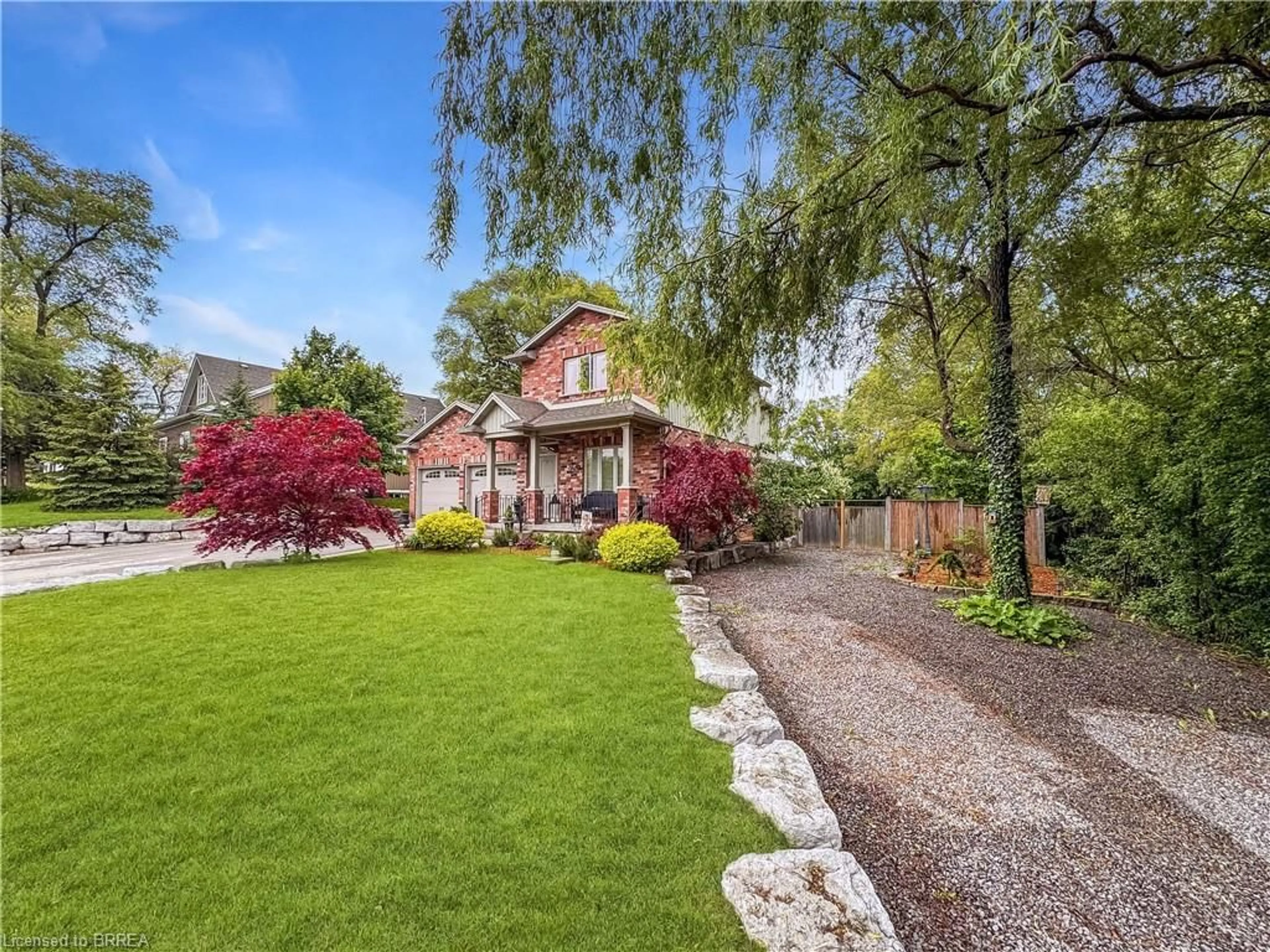 A pic from outside/outdoor area/front of a property/back of a property/a pic from drone, street for 806 Old York Rd, Burlington Ontario L7P 4X9