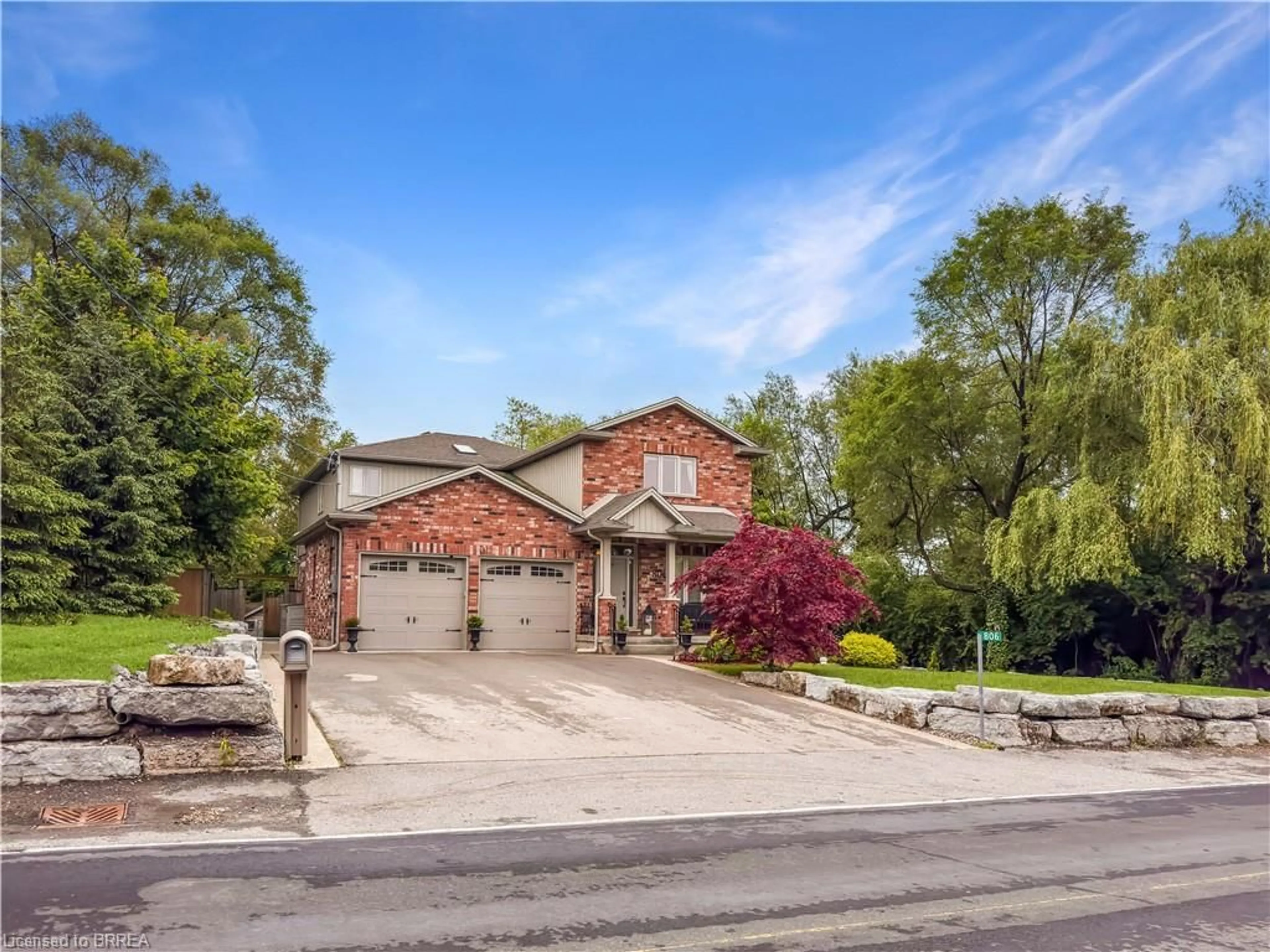 A pic from outside/outdoor area/front of a property/back of a property/a pic from drone, street for 806 Old York Rd, Burlington Ontario L7P 4X9