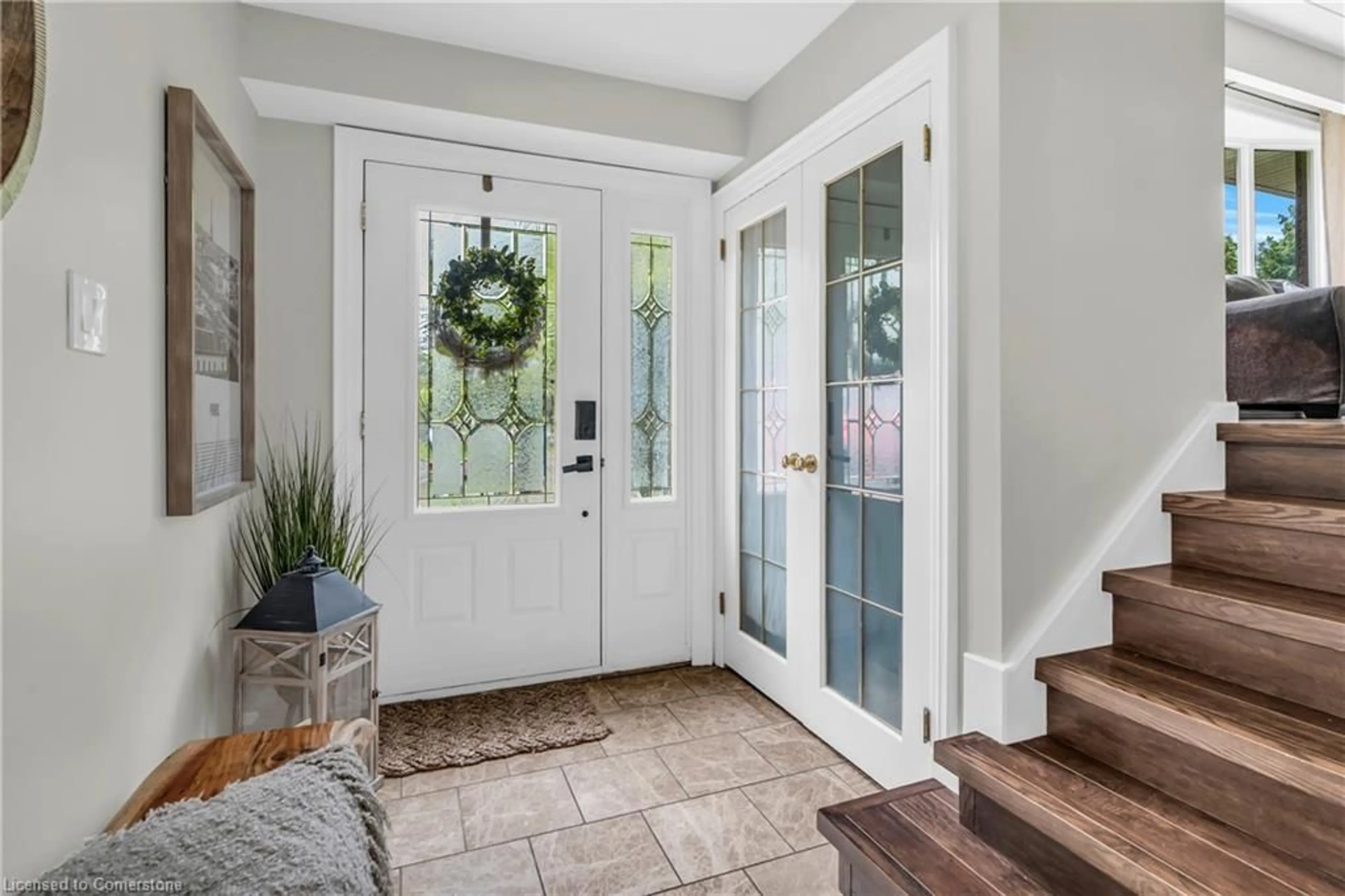 Indoor entryway for 36 Blackfriars Pl, Kitchener Ontario N2A 1M5