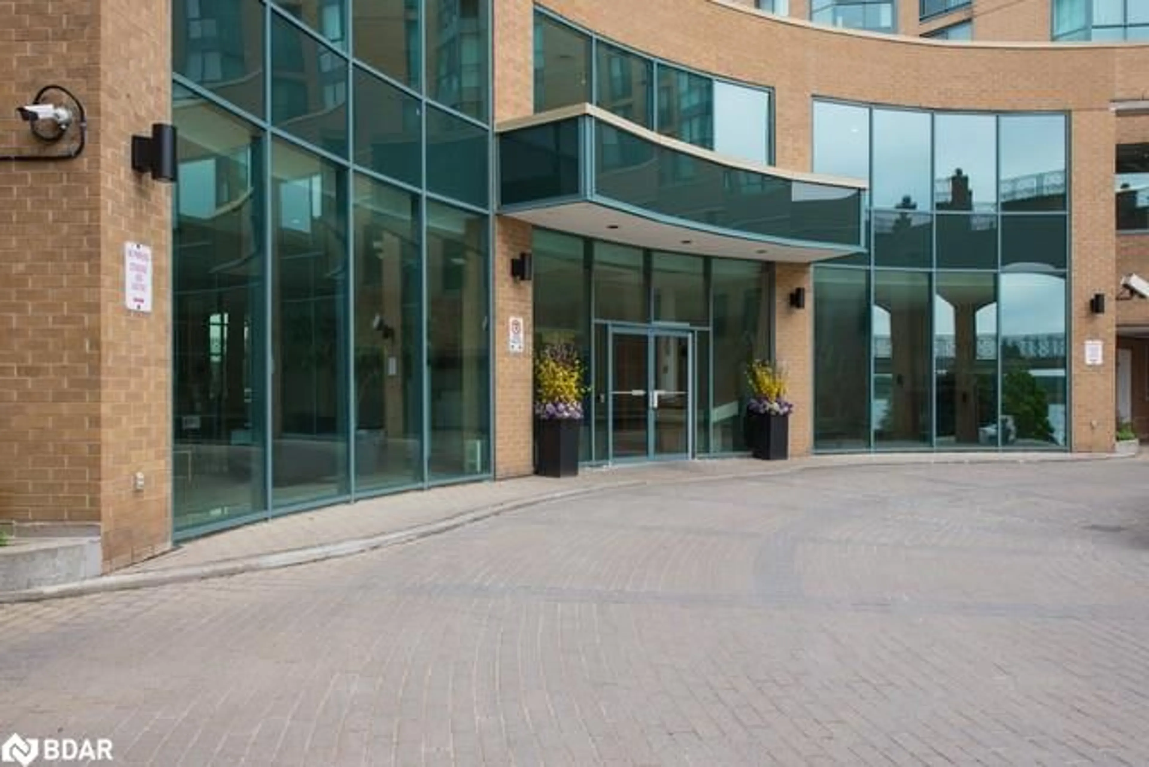 Indoor foyer for 150 Dunlop St #605, Barrie Ontario L4M 6H1