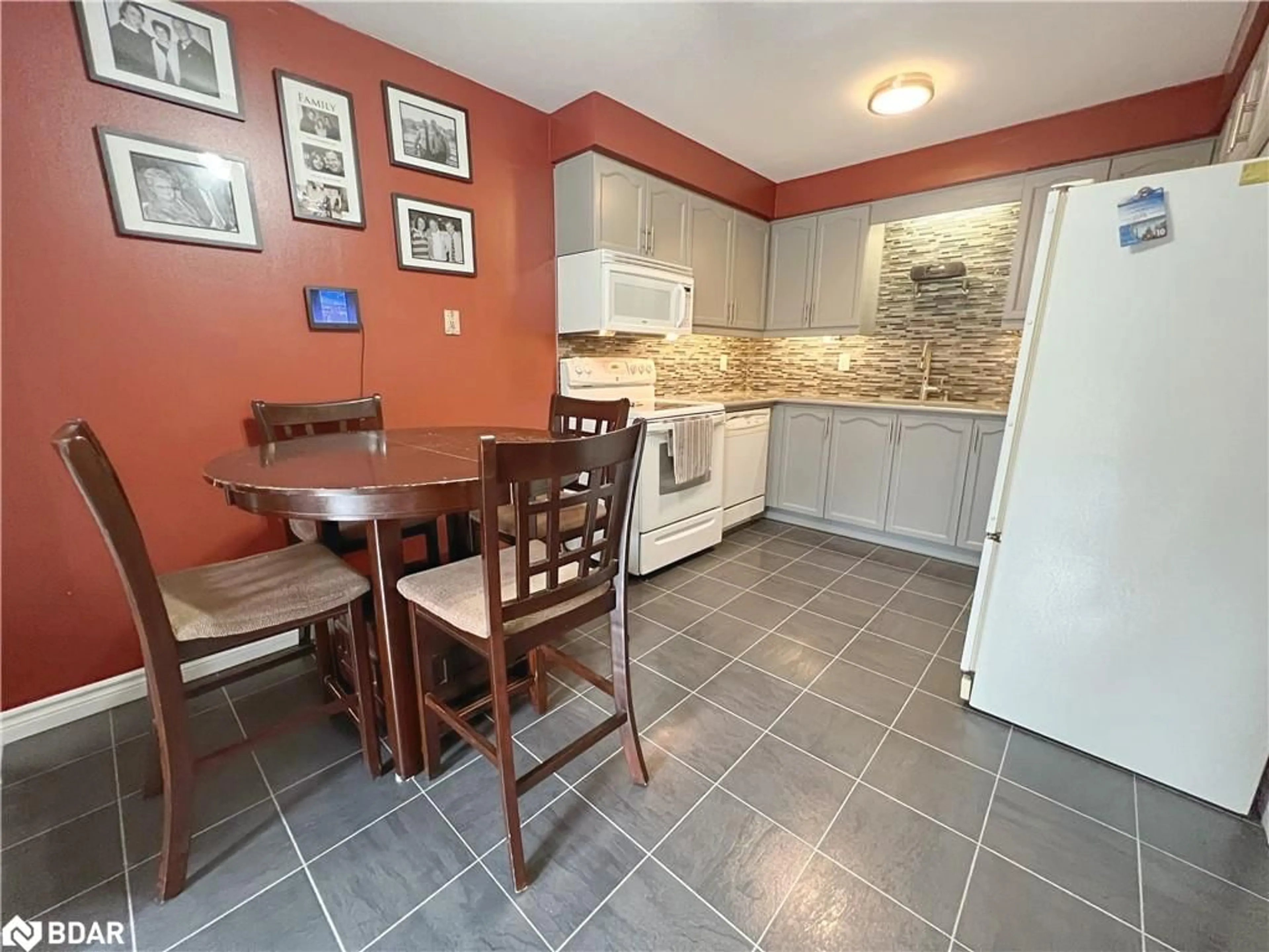 Standard kitchen, ceramic/tile floor for 1 Potter Cres, Tottenham Ontario L0G 1W0
