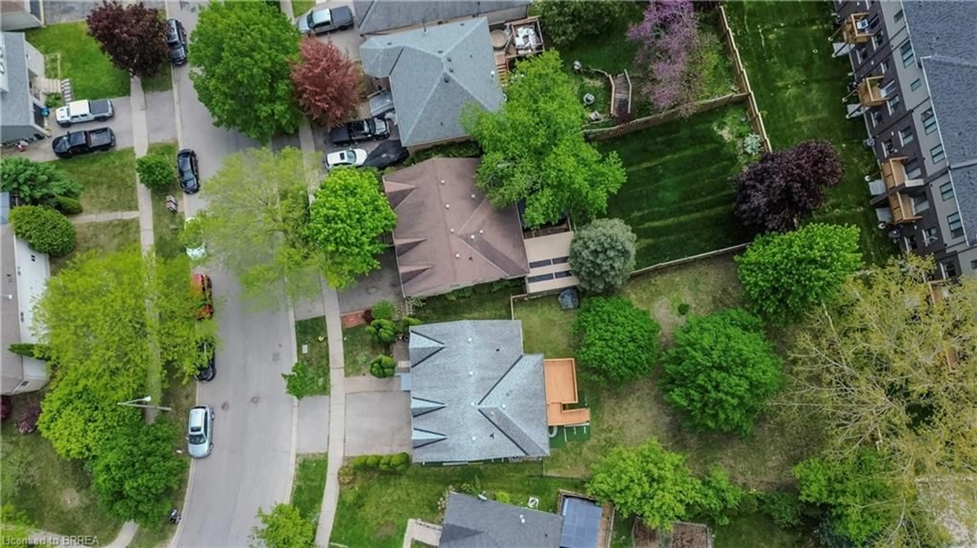 A pic from outside/outdoor area/front of a property/back of a property/a pic from drone, street for 17 Evergreen Crt, Brantford Ontario N3T 6J5