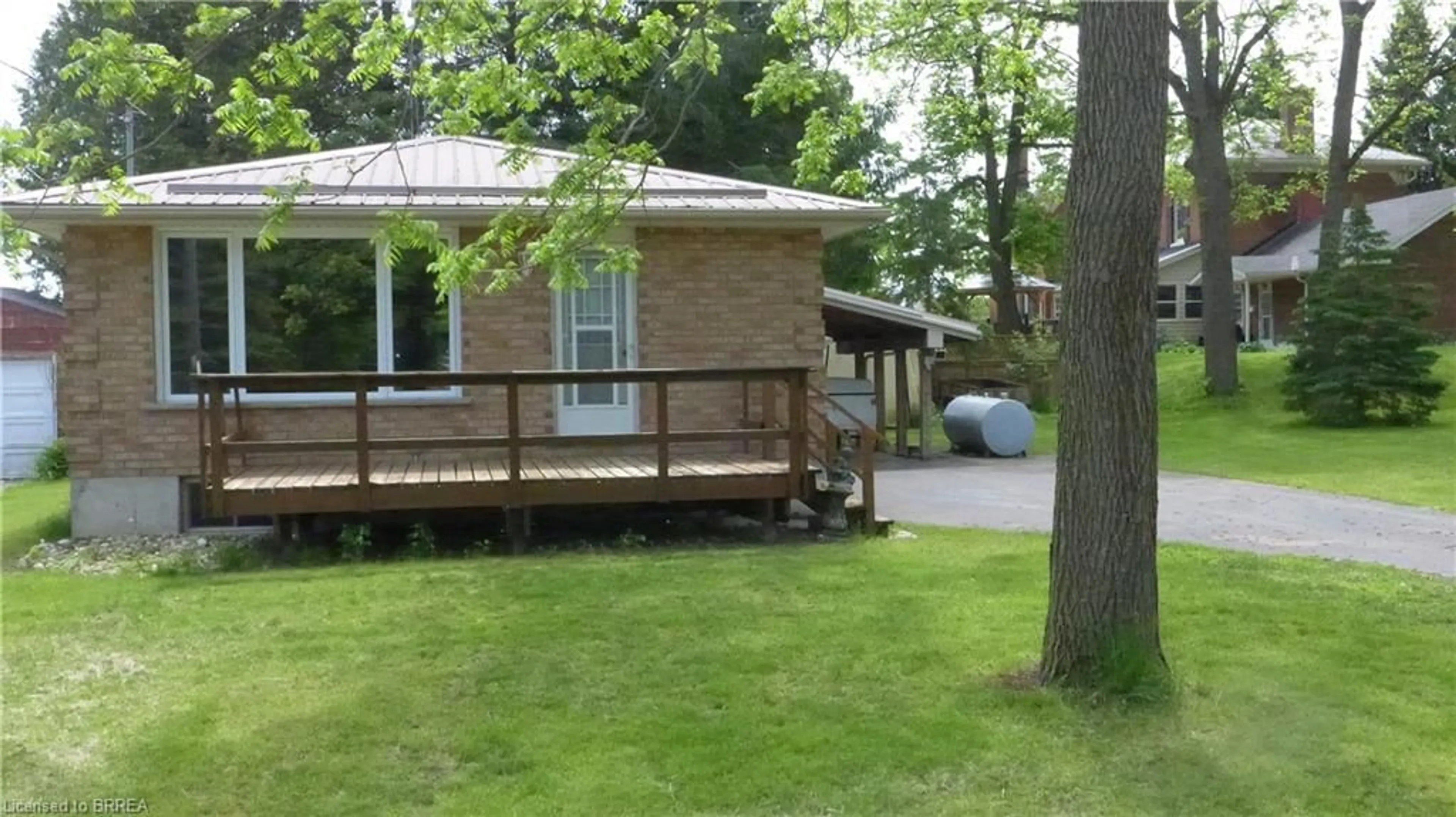 Patio, street for 24 Hillcrest Ave, Simcoe Ontario N3Y 4K6