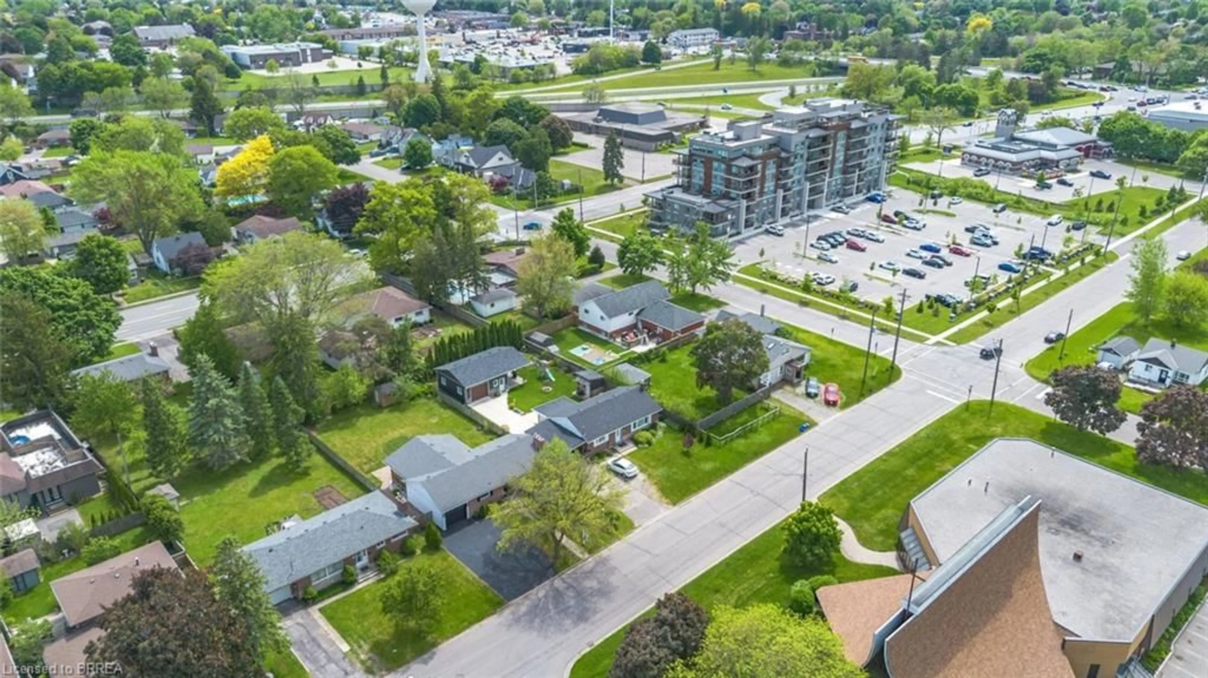 A pic from outside/outdoor area/front of a property/back of a property/a pic from drone, street for 48 Norman St, Brantford Ontario N3R 2Y2