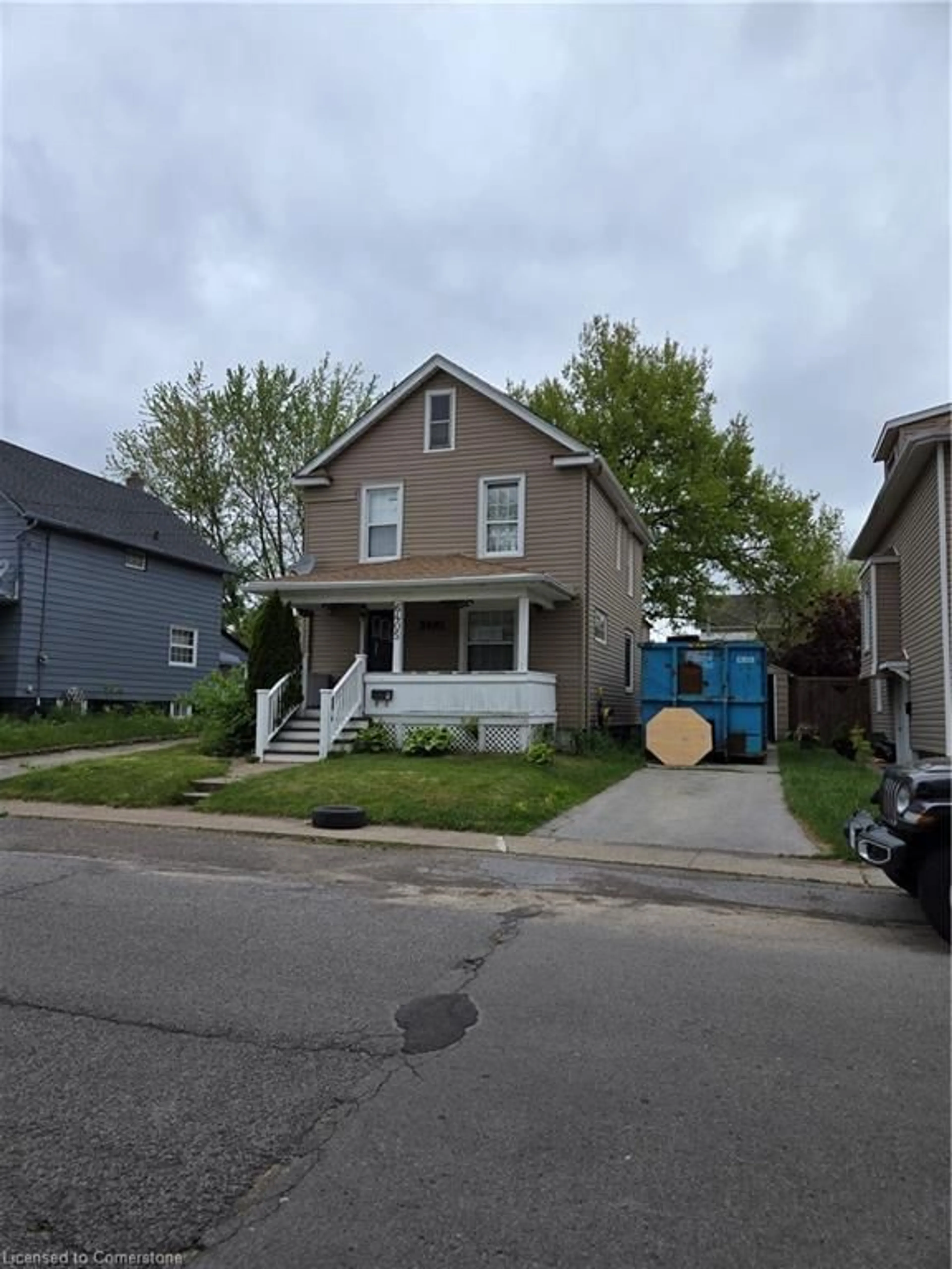 A pic from outside/outdoor area/front of a property/back of a property/a pic from drone, street for 6405 Barker St, Niagara Falls Ontario L2G 1Y6