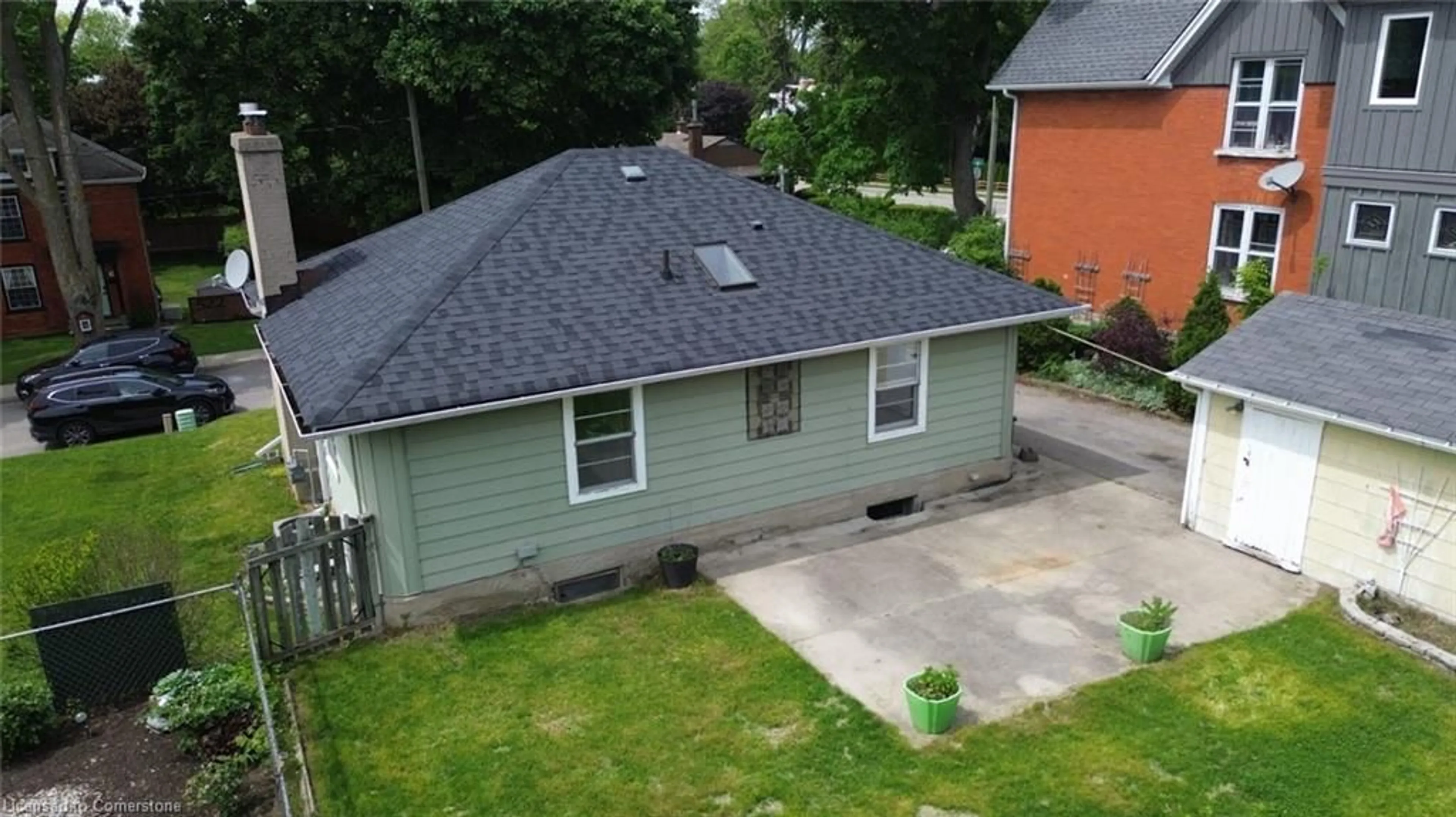 A pic from outside/outdoor area/front of a property/back of a property/a pic from drone, street for 515 Westminster Dr, Cambridge Ontario N3H 1T7