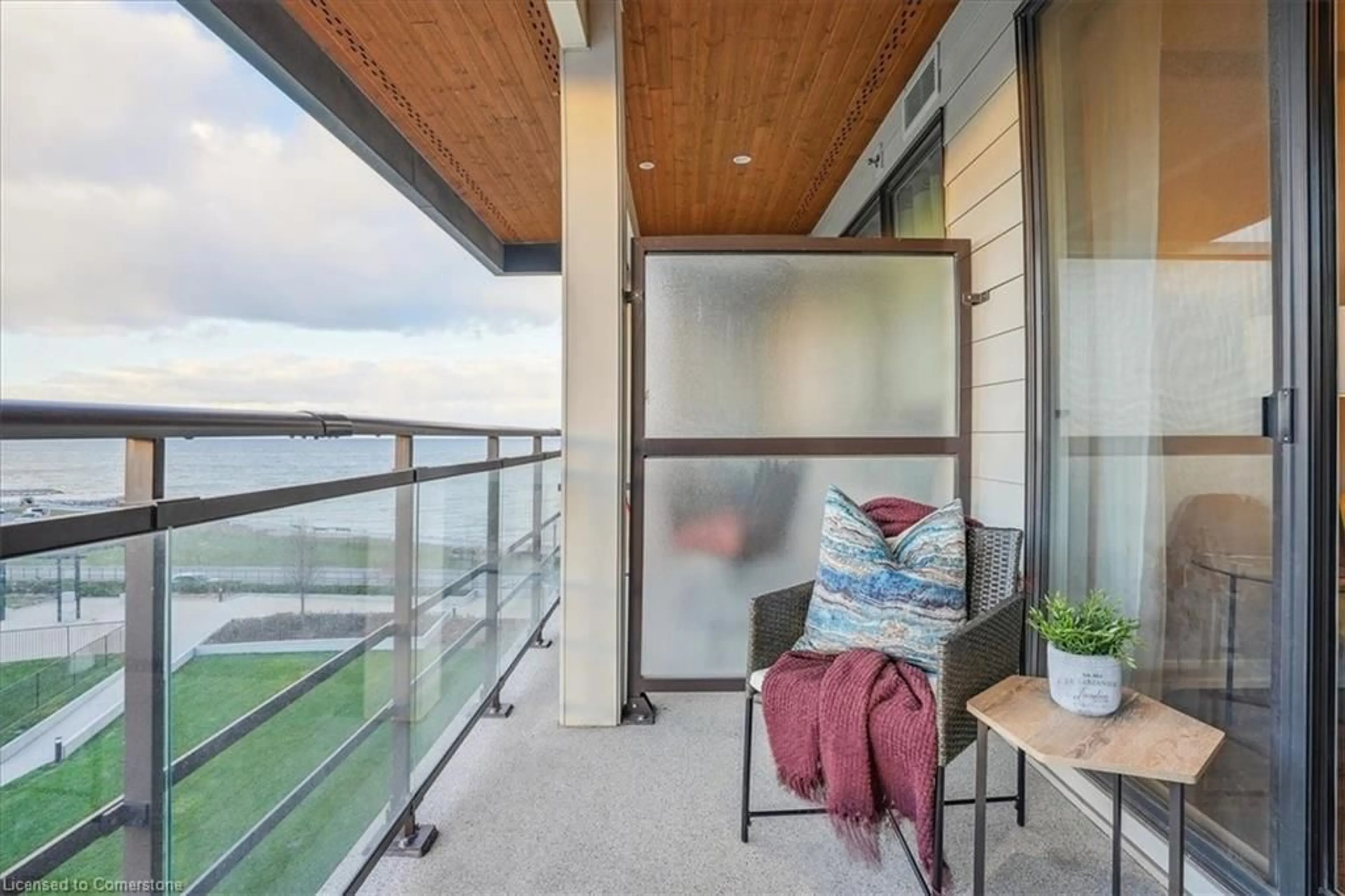 Balcony in the apartment, water/lake/river/ocean view for 10 Esplanade Lane Lane #418, Grimsby Ontario L3M 0H1