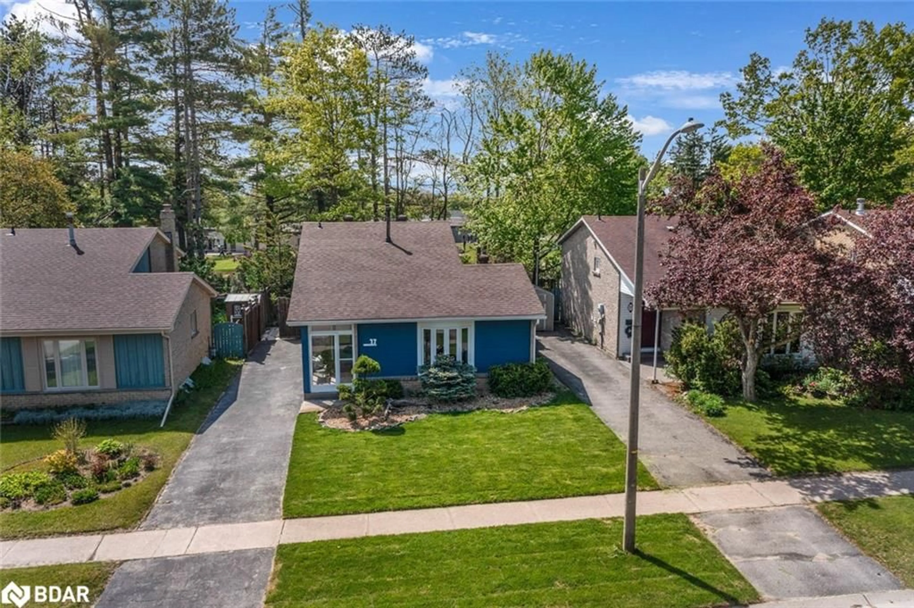 A pic from outside/outdoor area/front of a property/back of a property/a pic from drone, street for 17 Shelley Lane, Barrie Ontario L4N 4W4