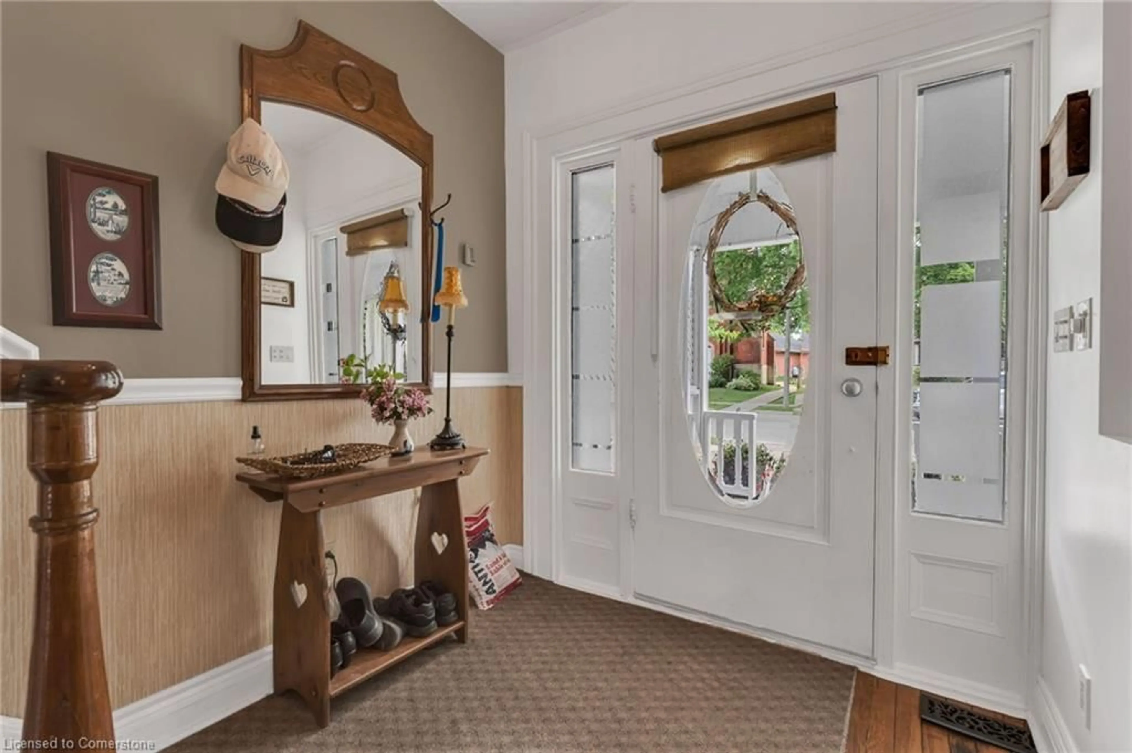 Indoor entryway for 220 Lock St, Dunnville Ontario N1A 1V2