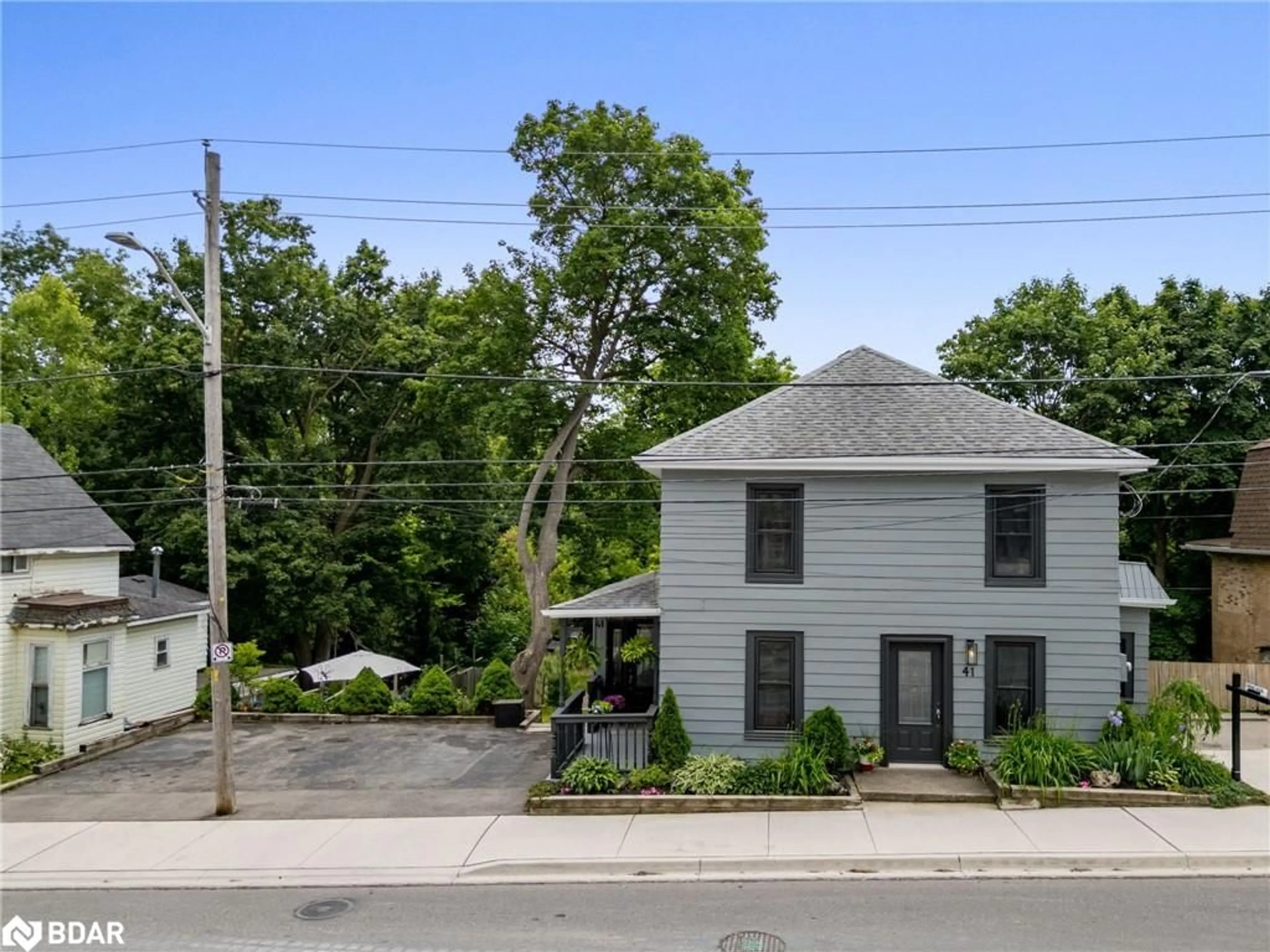 A pic from outside/outdoor area/front of a property/back of a property/a pic from drone, street for 41 Mill St, Georgetown Ontario L7G 2H6