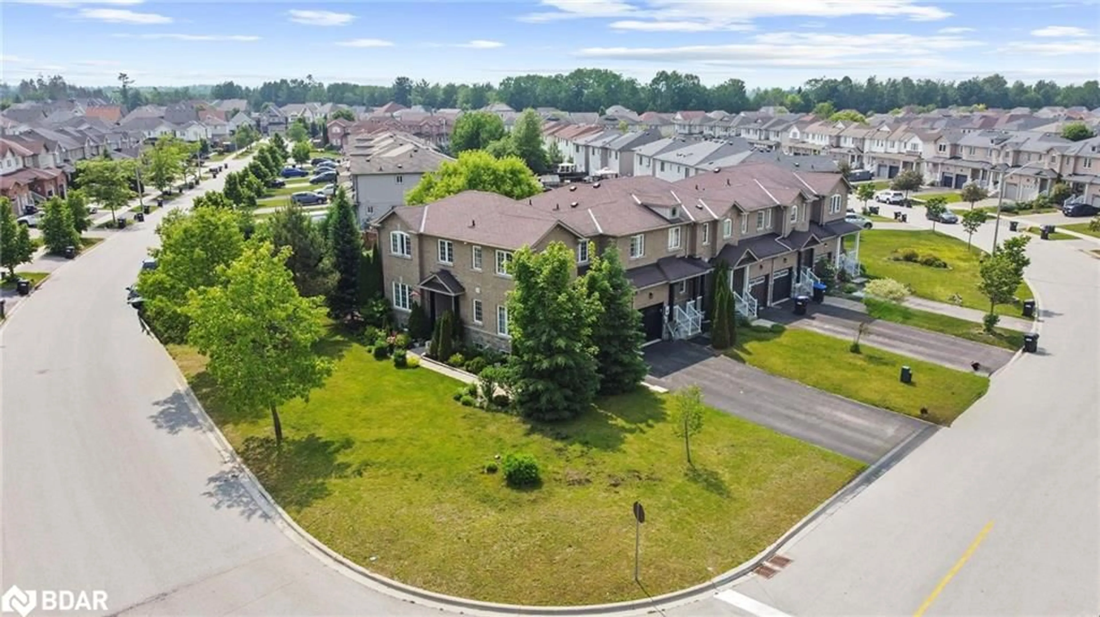 A pic from outside/outdoor area/front of a property/back of a property/a pic from drone, unknown for 1 Admiral Cres, Angus Ontario L3W 0C6
