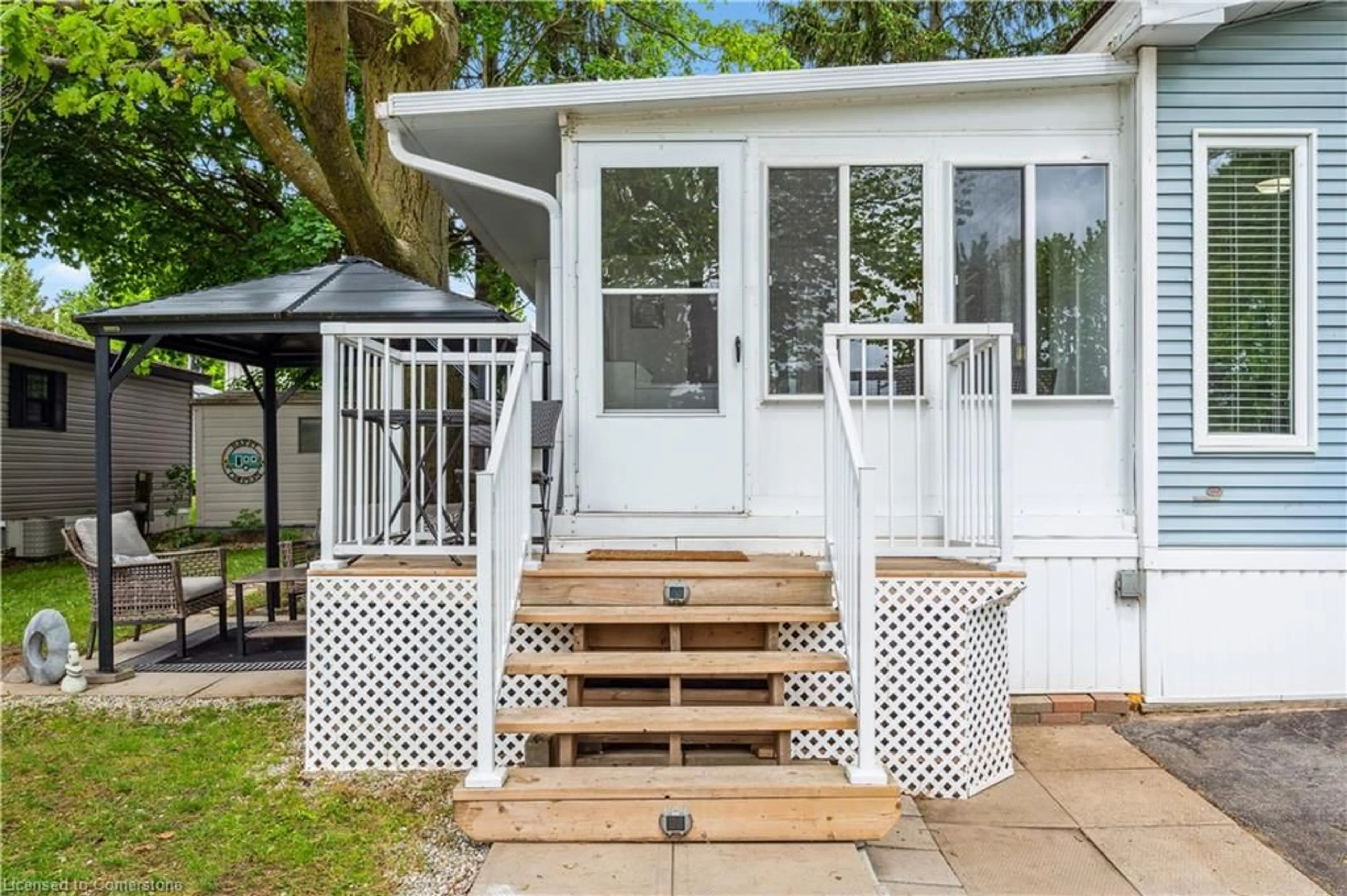 Home with vinyl exterior material, water/lake/river/ocean view for 580 Beaver Creek Rd #32, Waterloo Ontario N2J 3Z4