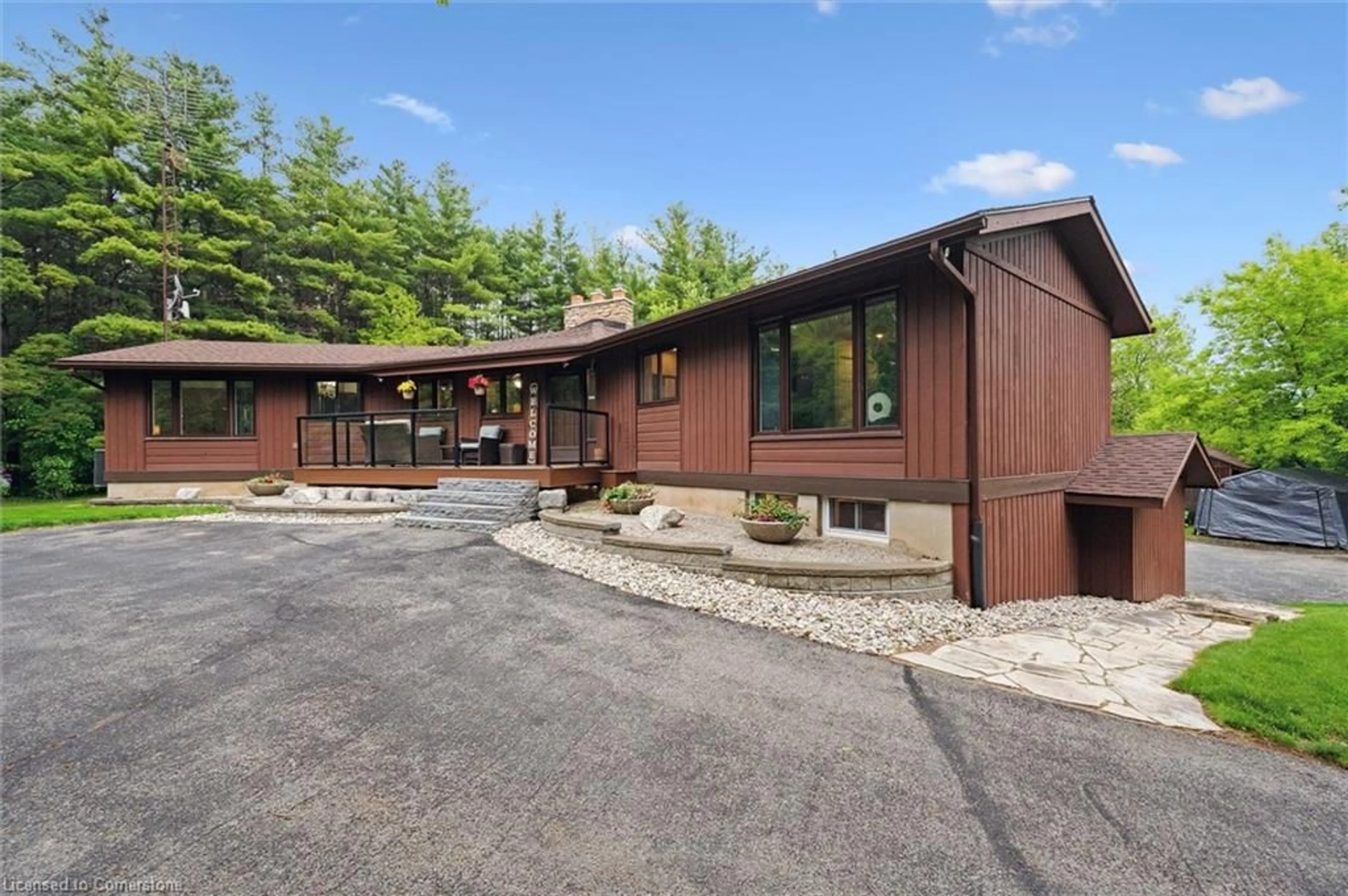 Home with vinyl exterior material, unknown for 6587 Wellington Road 34, Puslinch Ontario N3C 2V4