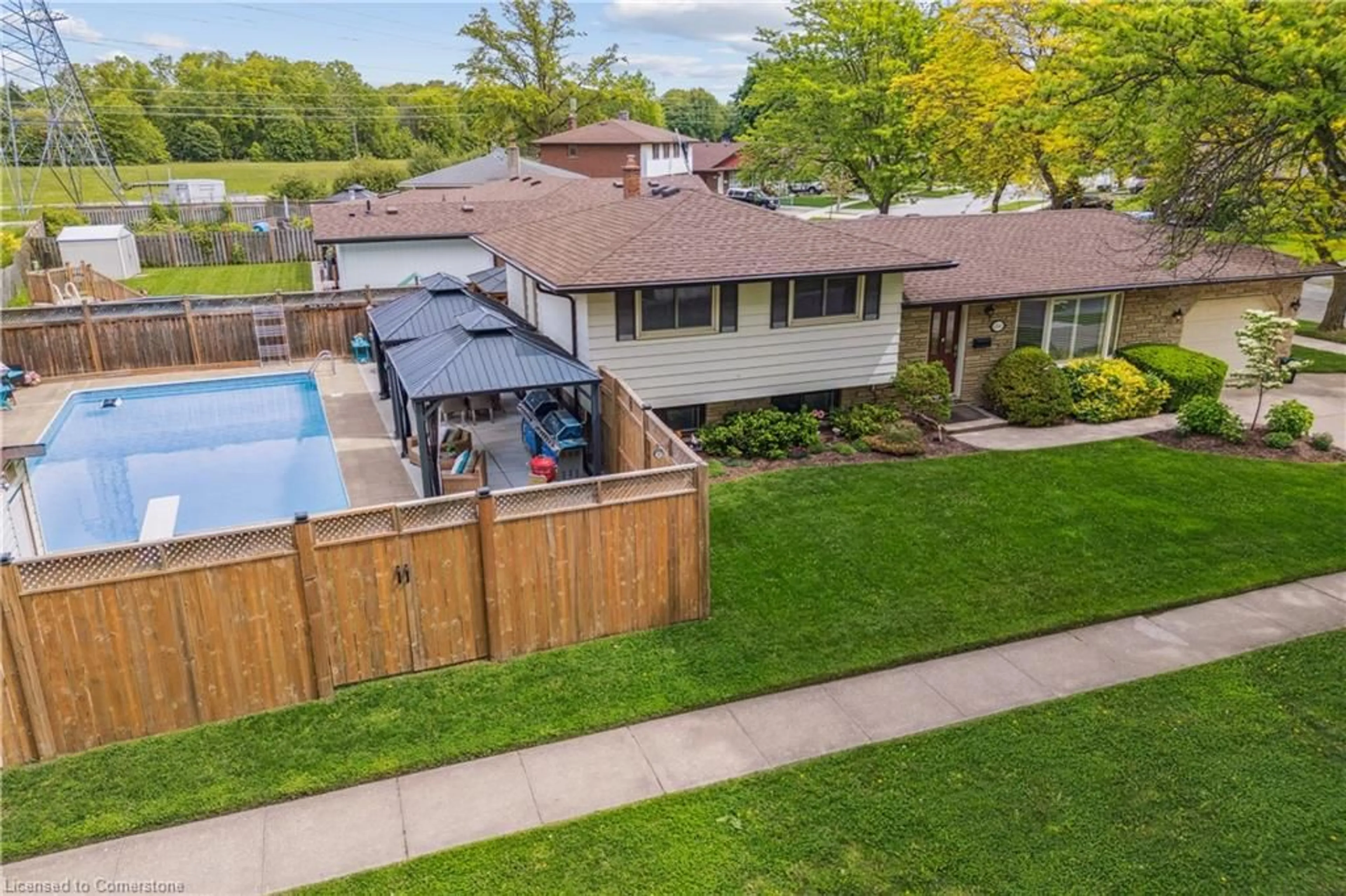 A pic from outside/outdoor area/front of a property/back of a property/a pic from drone, unknown for 6845 Wilinger St, Niagara Falls Ontario L2J 2B5