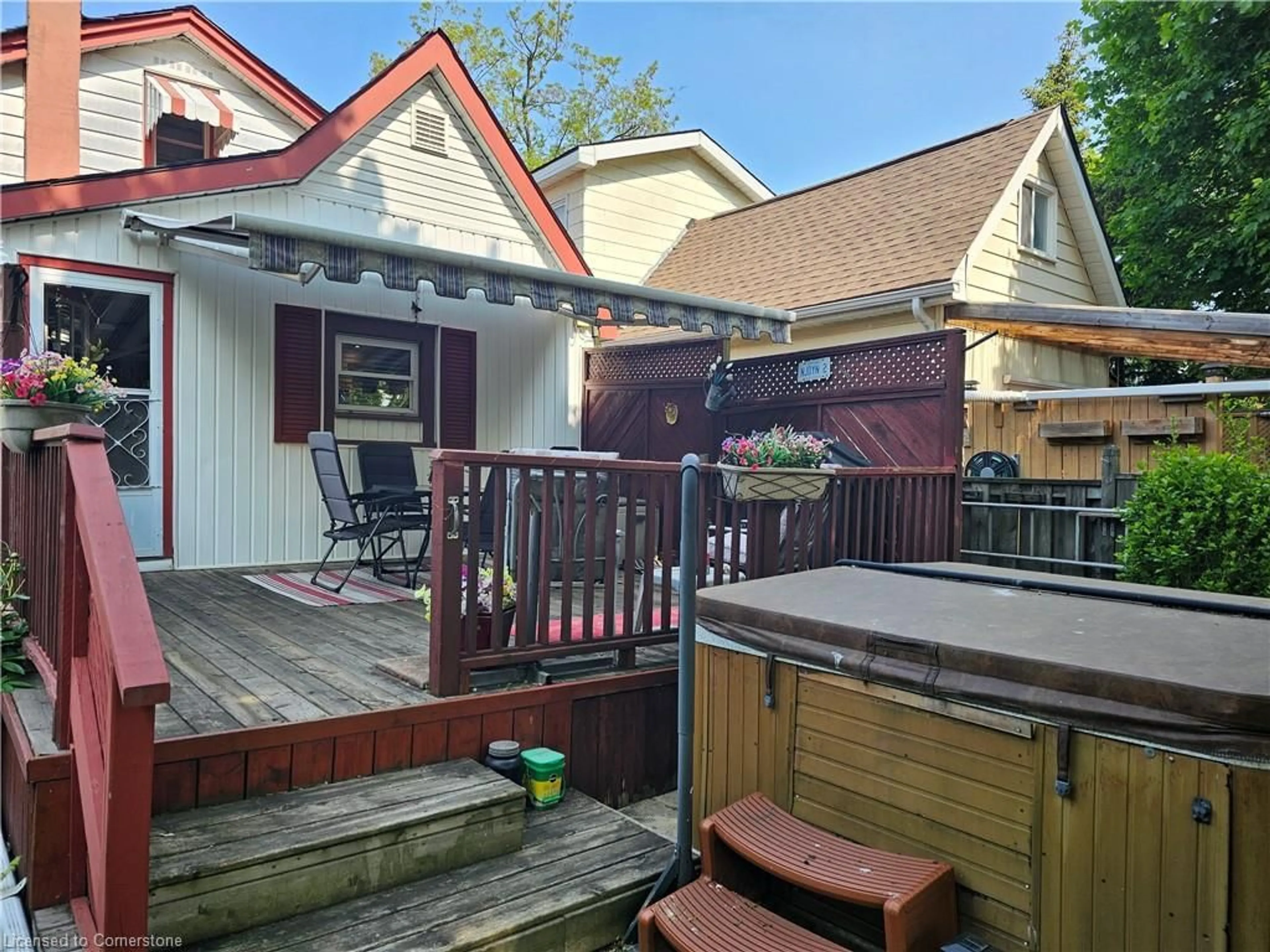 Patio, street for 137 East 23rd St, Hamilton Ontario L8V 2W9