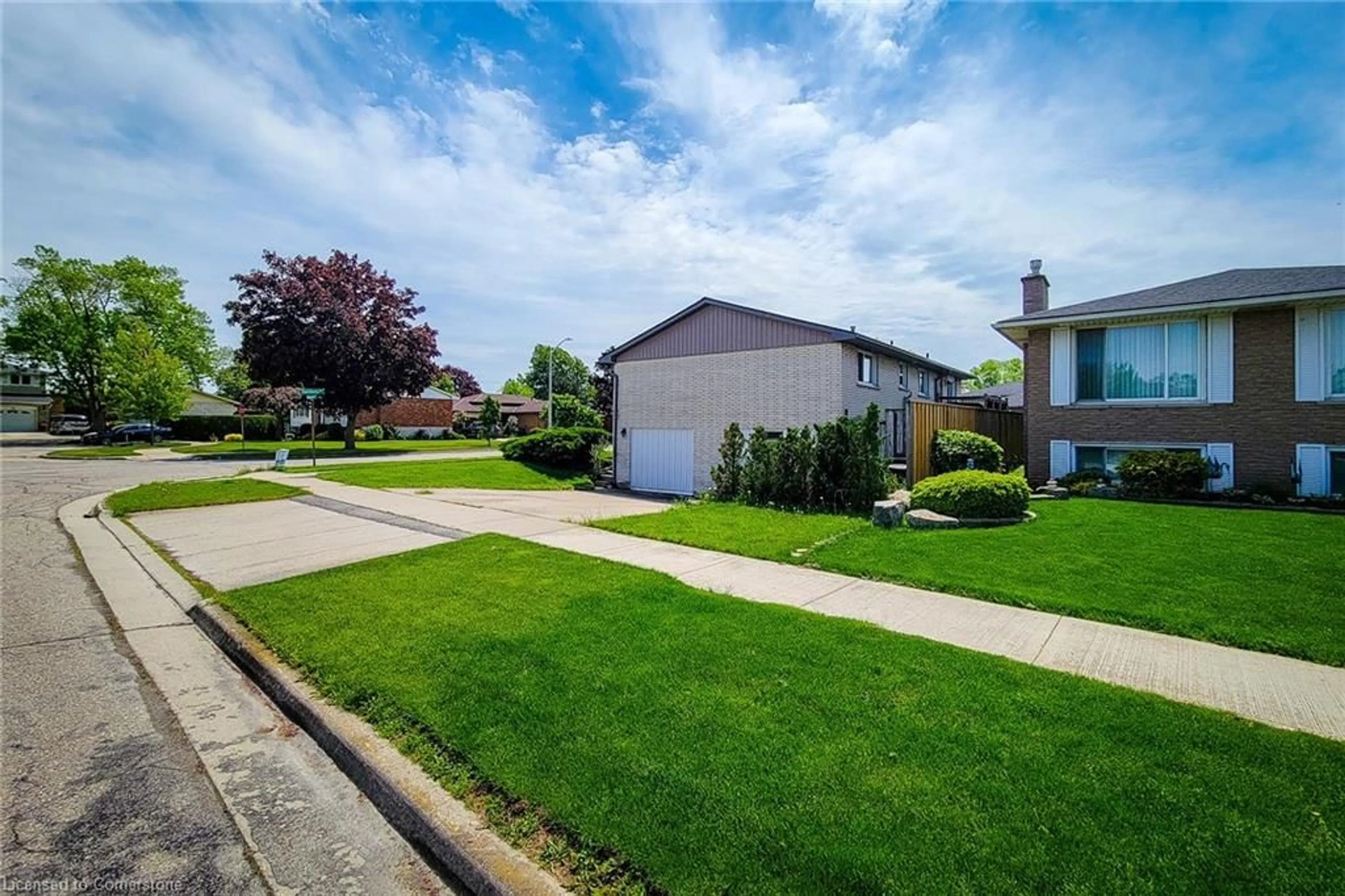 A pic from outside/outdoor area/front of a property/back of a property/a pic from drone, street for 8 Basswood Crt, Stoney Creek Ontario L8E 2V1