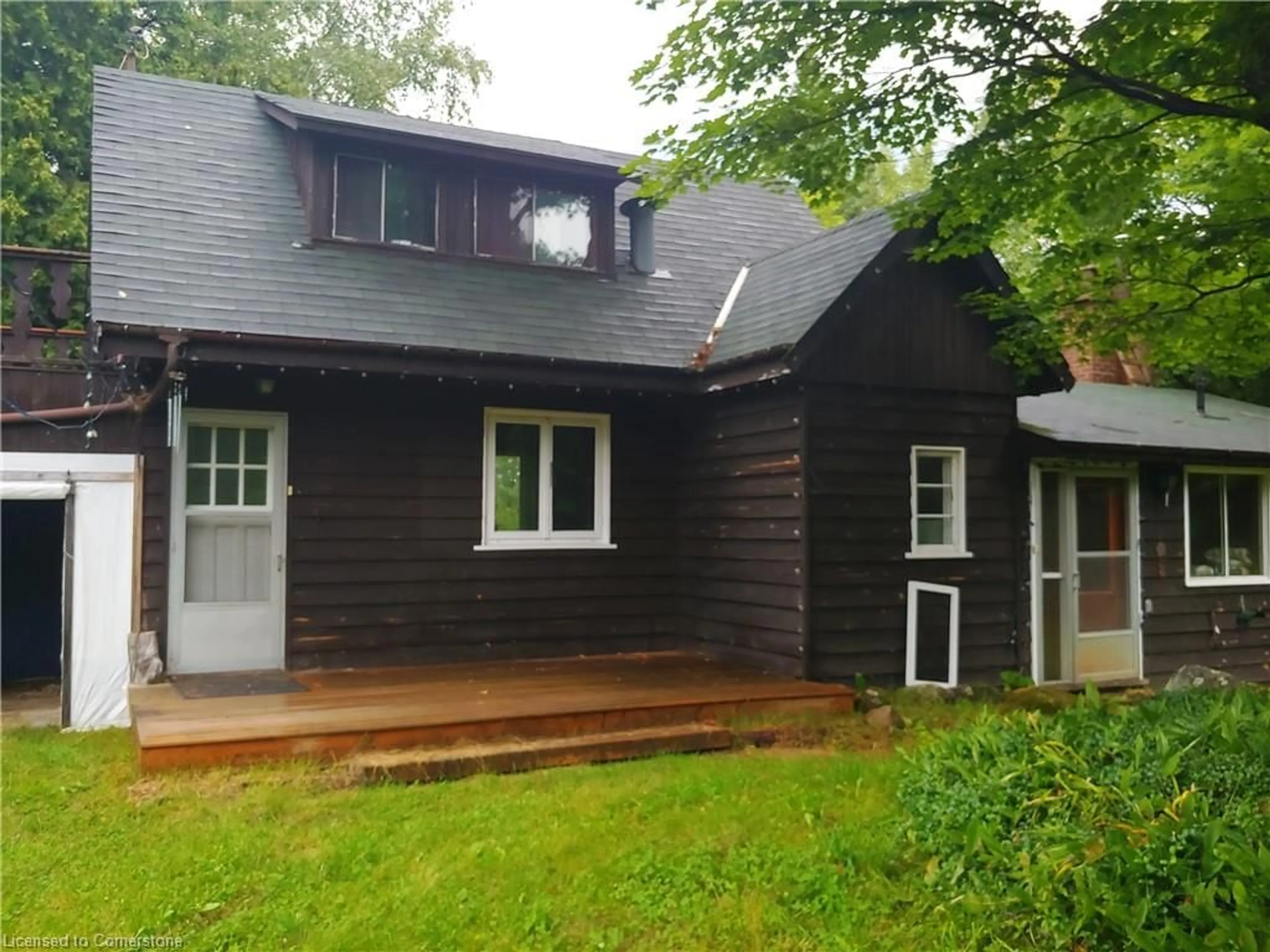 A pic from outside/outdoor area/front of a property/back of a property/a pic from drone, building for 429-439 Lynx Lake Rd, Huntsville Ontario P1H 2J3