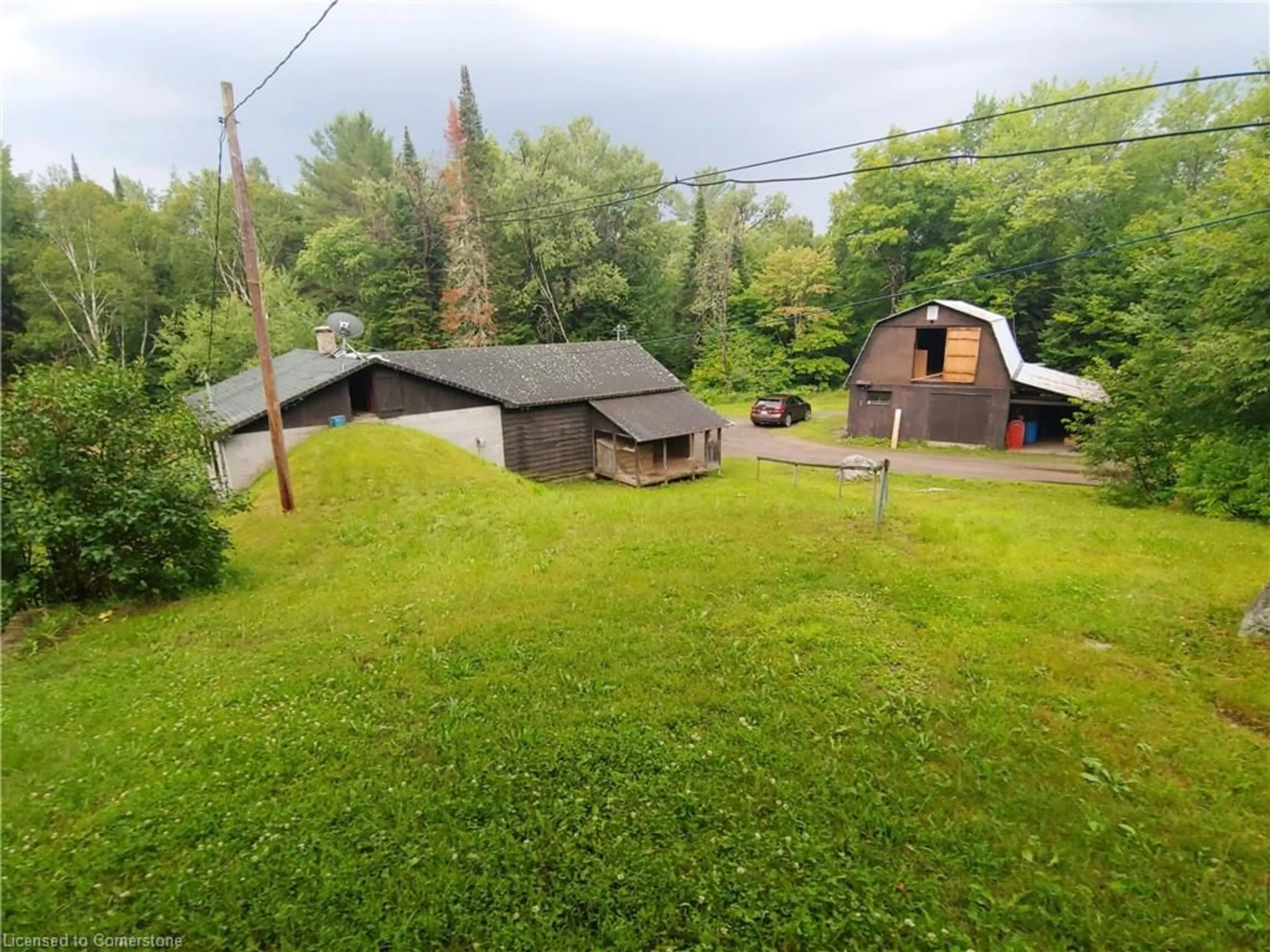 A pic from outside/outdoor area/front of a property/back of a property/a pic from drone, unknown for 429-439 Lynx Lake Rd, Huntsville Ontario P1H 2J3
