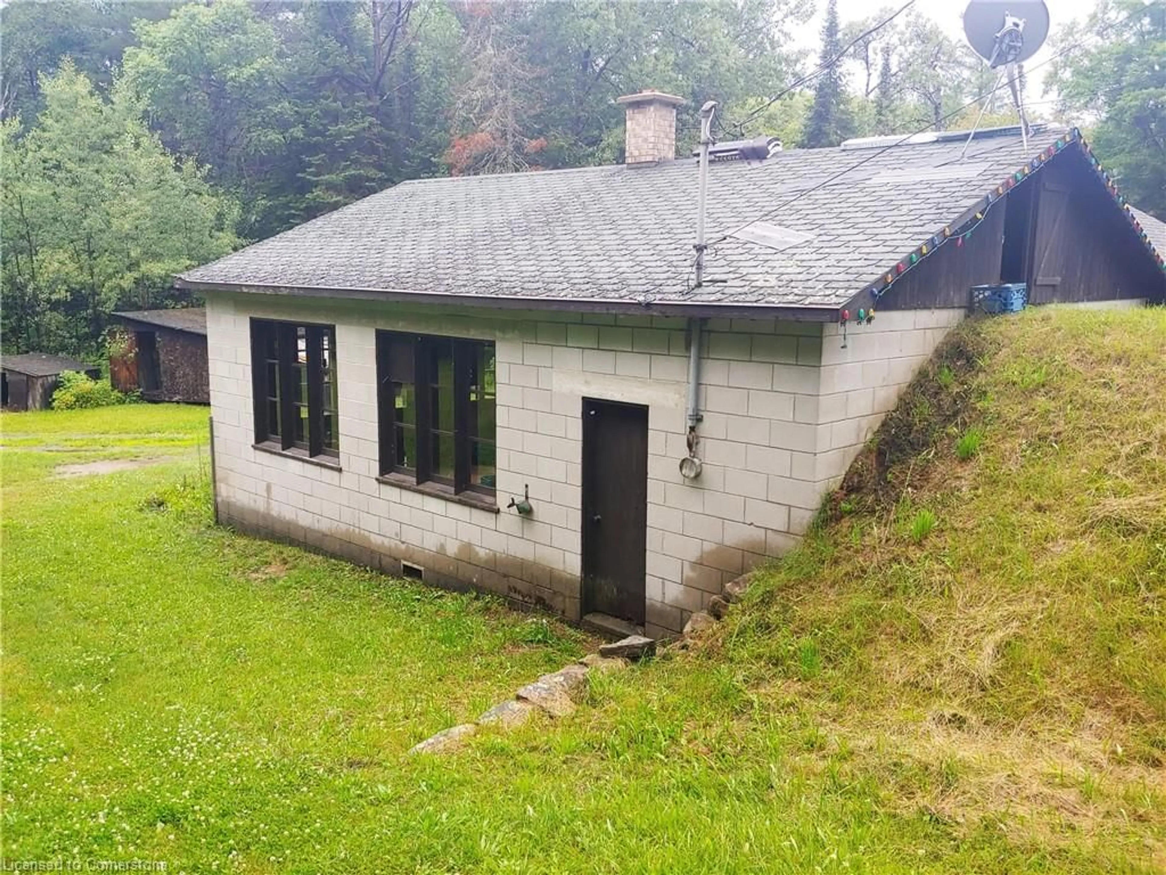 A pic from outside/outdoor area/front of a property/back of a property/a pic from drone, building for 429-439 Lynx Lake Rd, Huntsville Ontario P1H 2J3