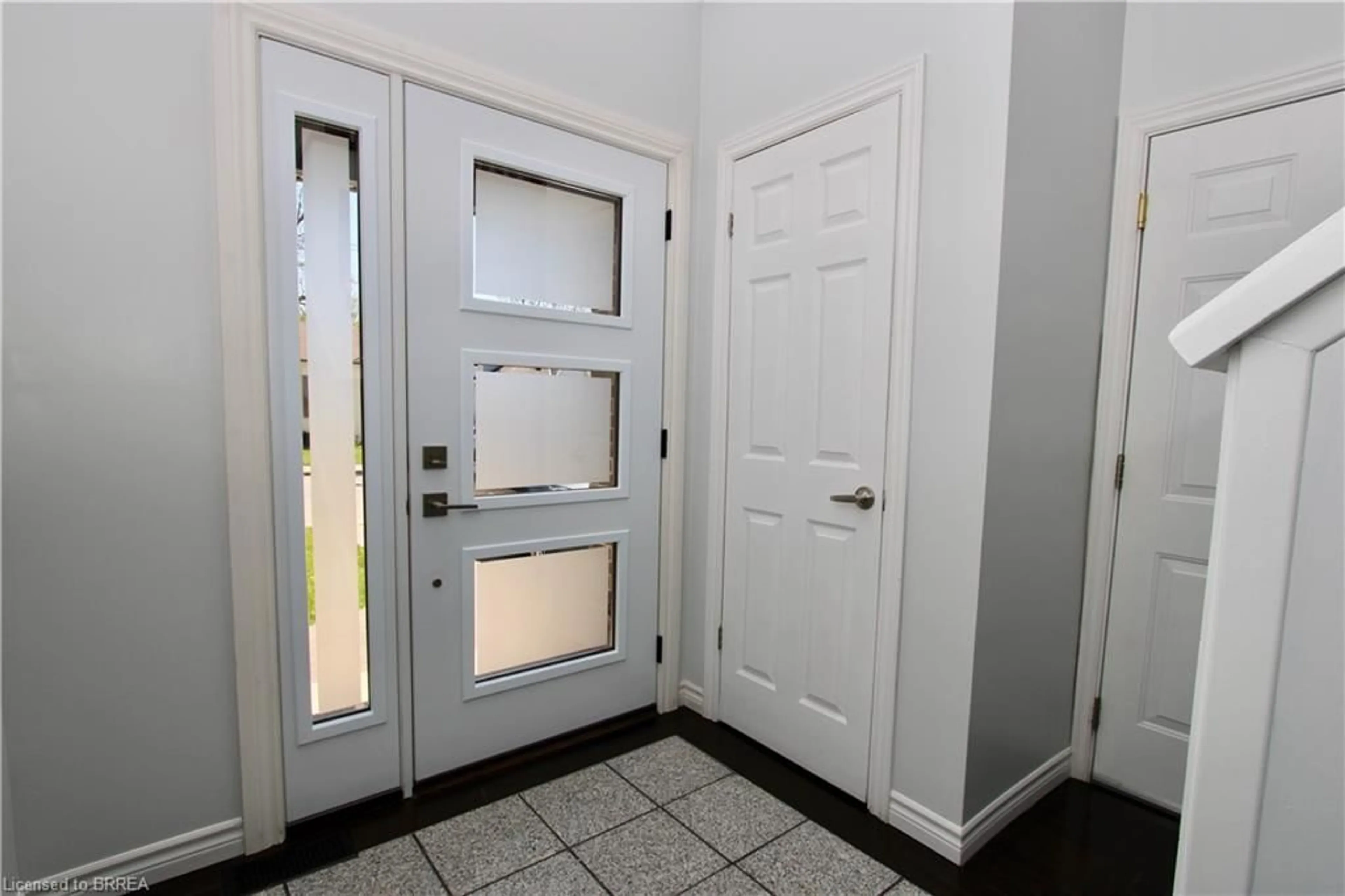 Indoor entryway for 47 Richardson St, Brantford Ontario N3T 1H7