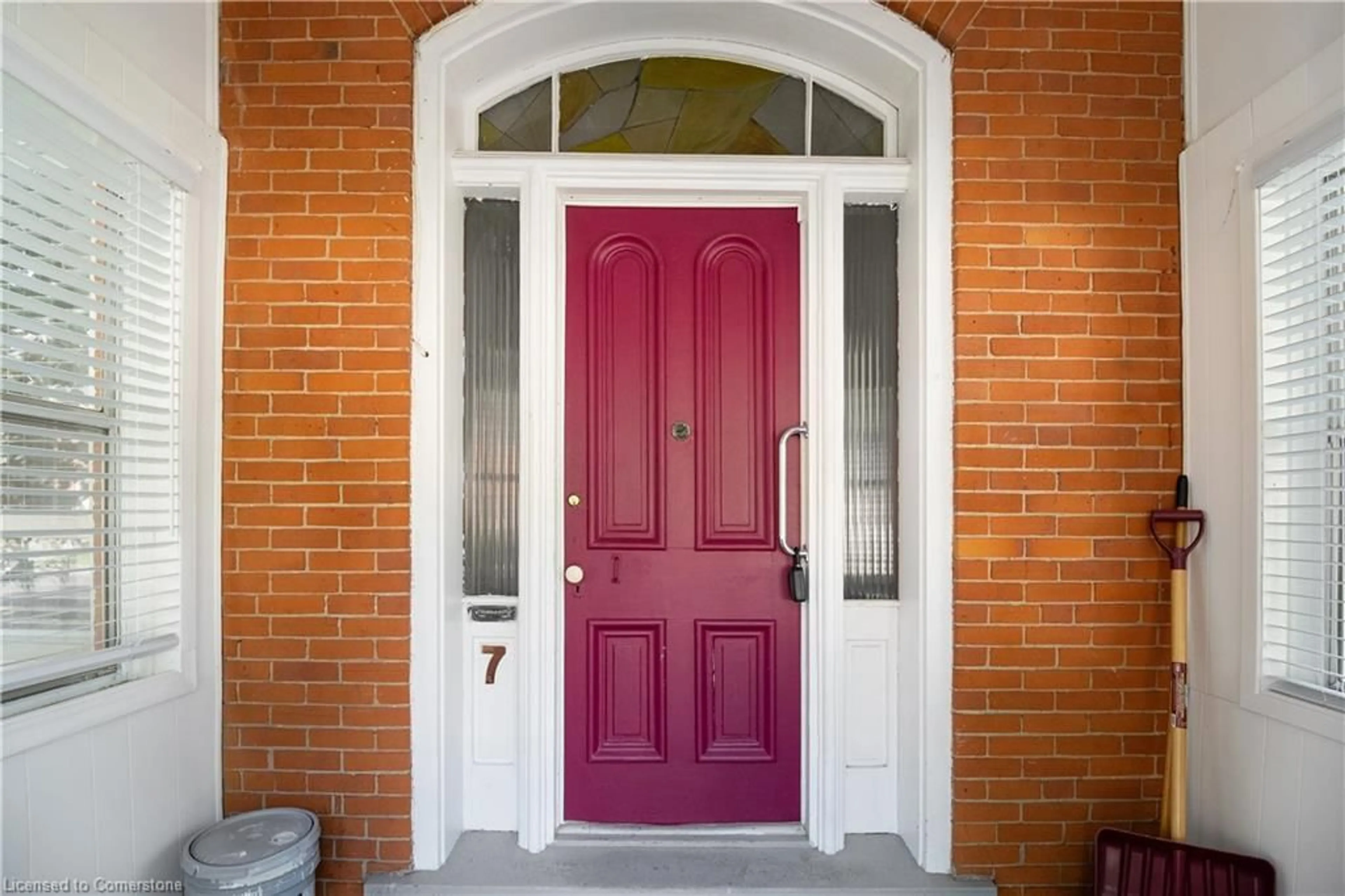 Indoor entryway for 7 Tasker St, St. Catharines Ontario L2R 3Z7