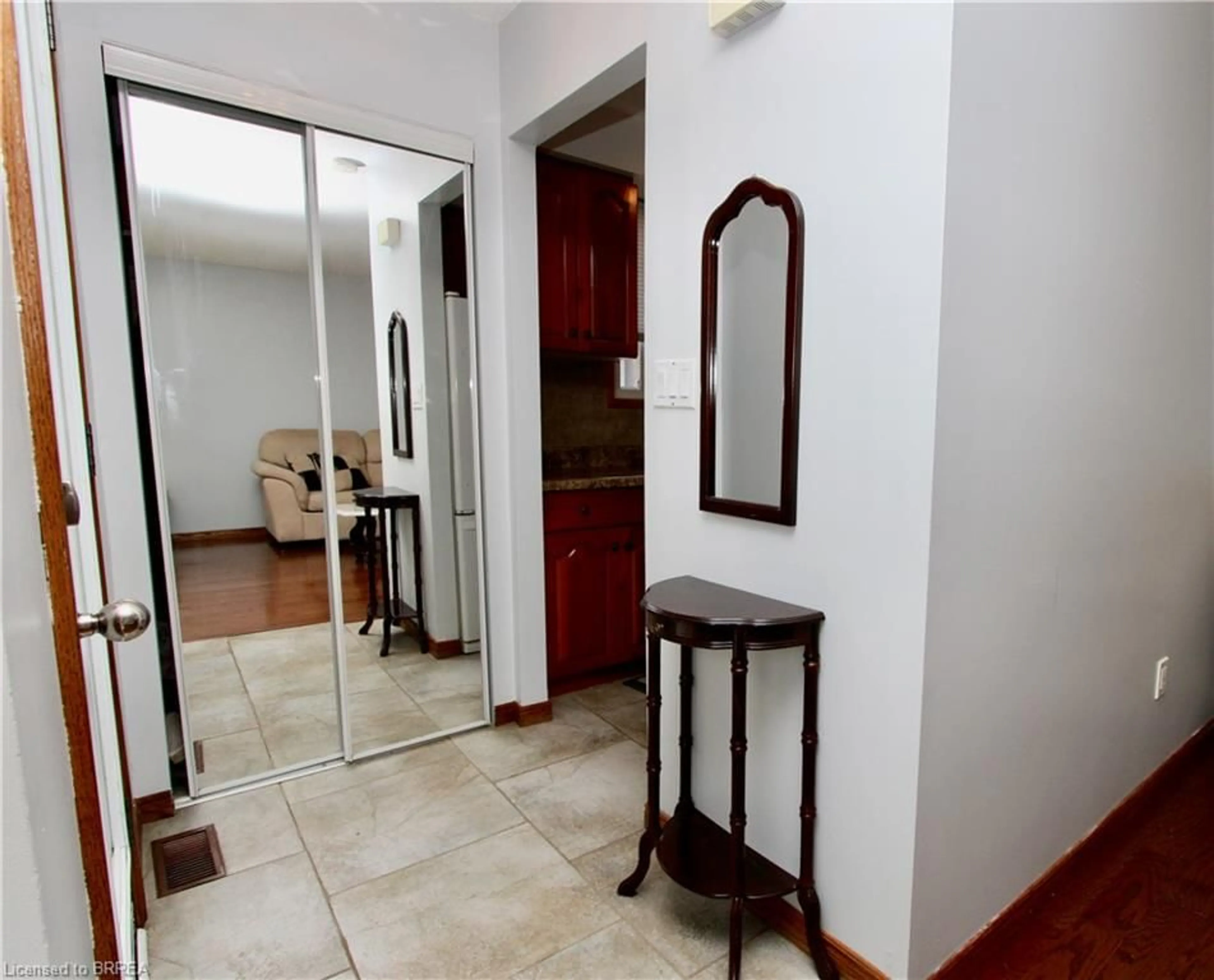 Indoor foyer for 759 Upper Horning Rd, Hamilton Ontario L9C 7P7