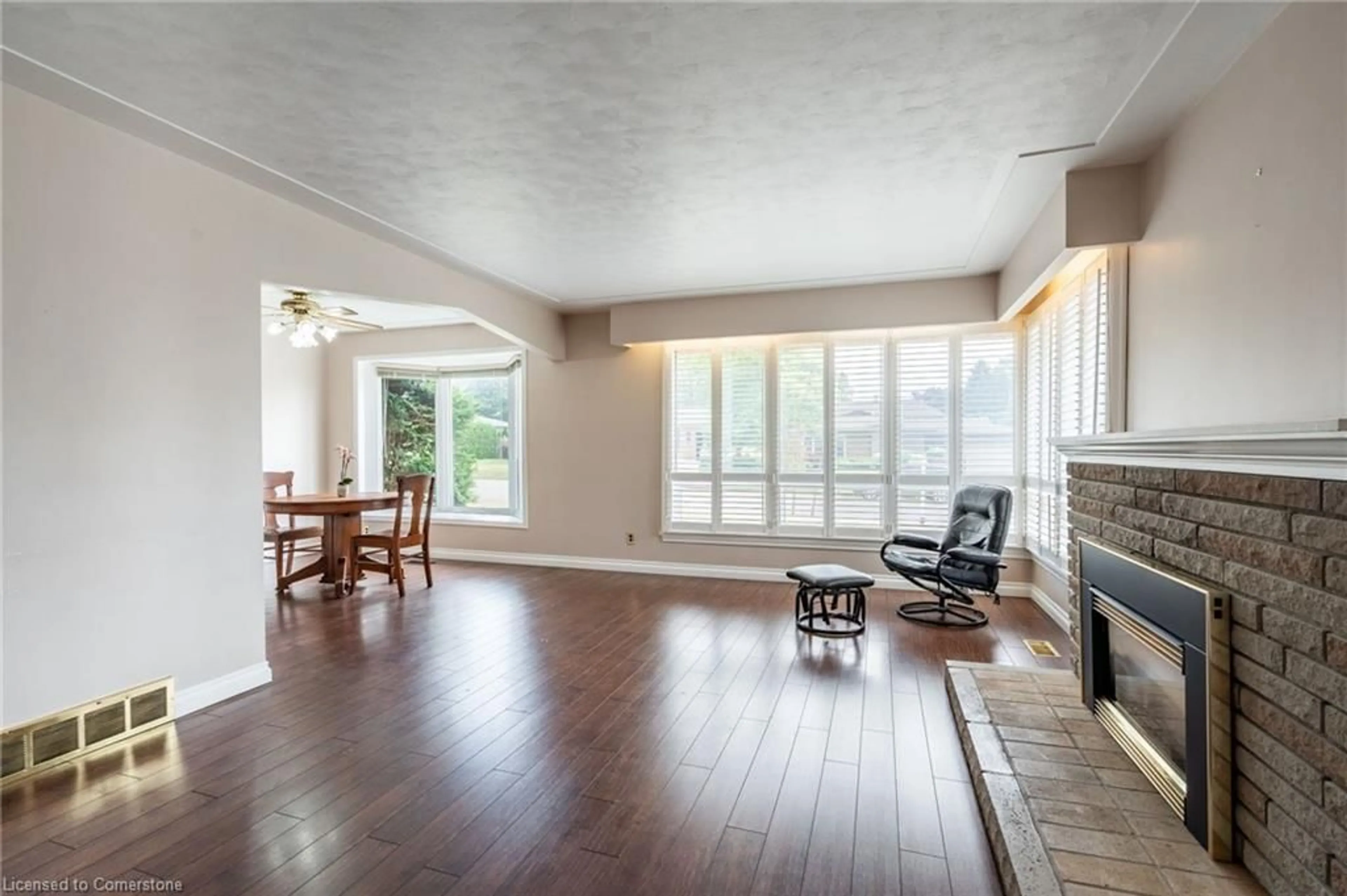 Living room with furniture, wood/laminate floor for 902 North Shore Blvd, Burlington Ontario L7T 1A8