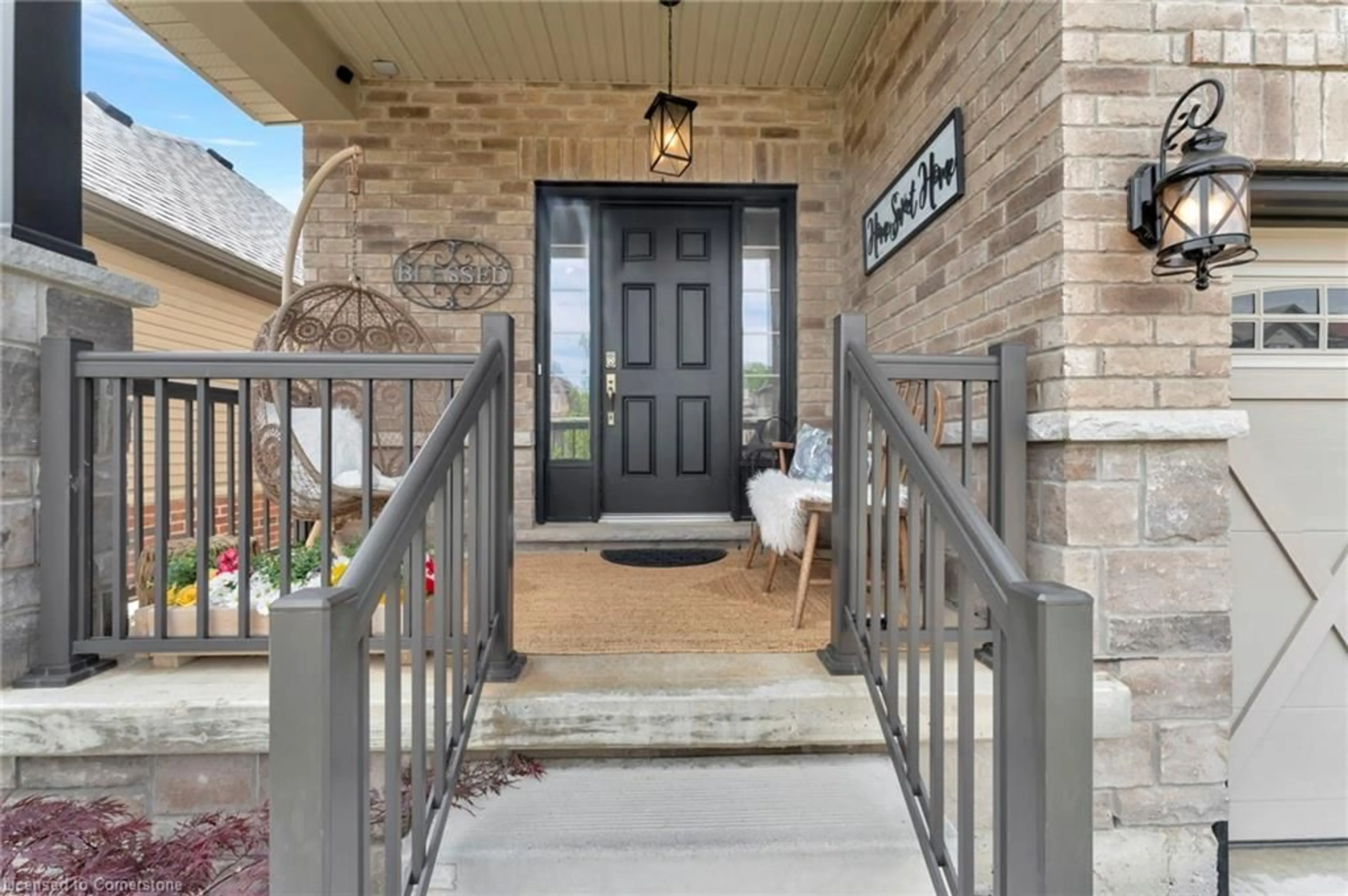 Indoor entryway for 25 Vic Chambers Pl, Paris Ontario N3L 3Z9