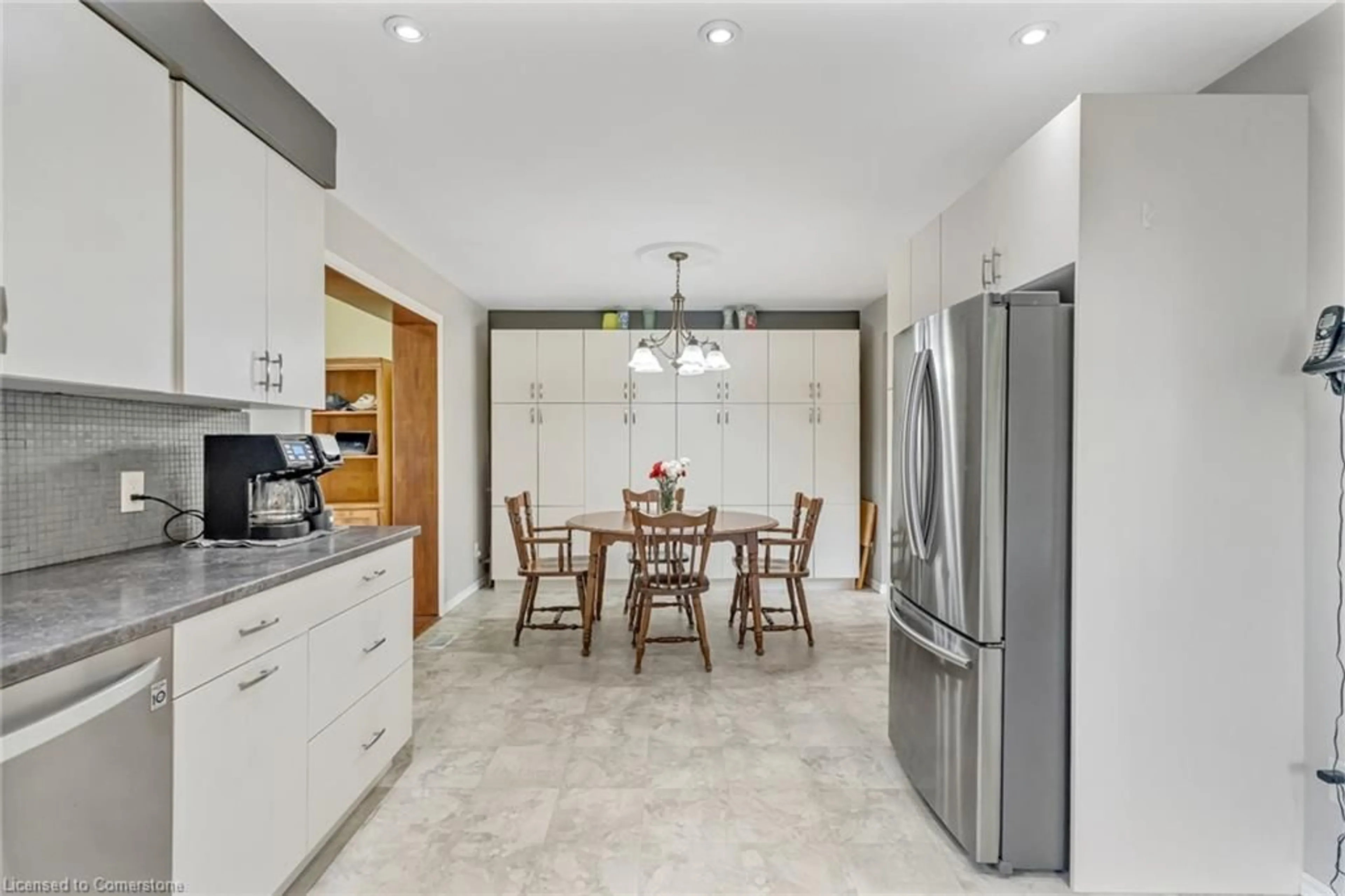 Open concept kitchen, ceramic/tile floor for 48 Westchester Way, Brantford Ontario N3R 6W6