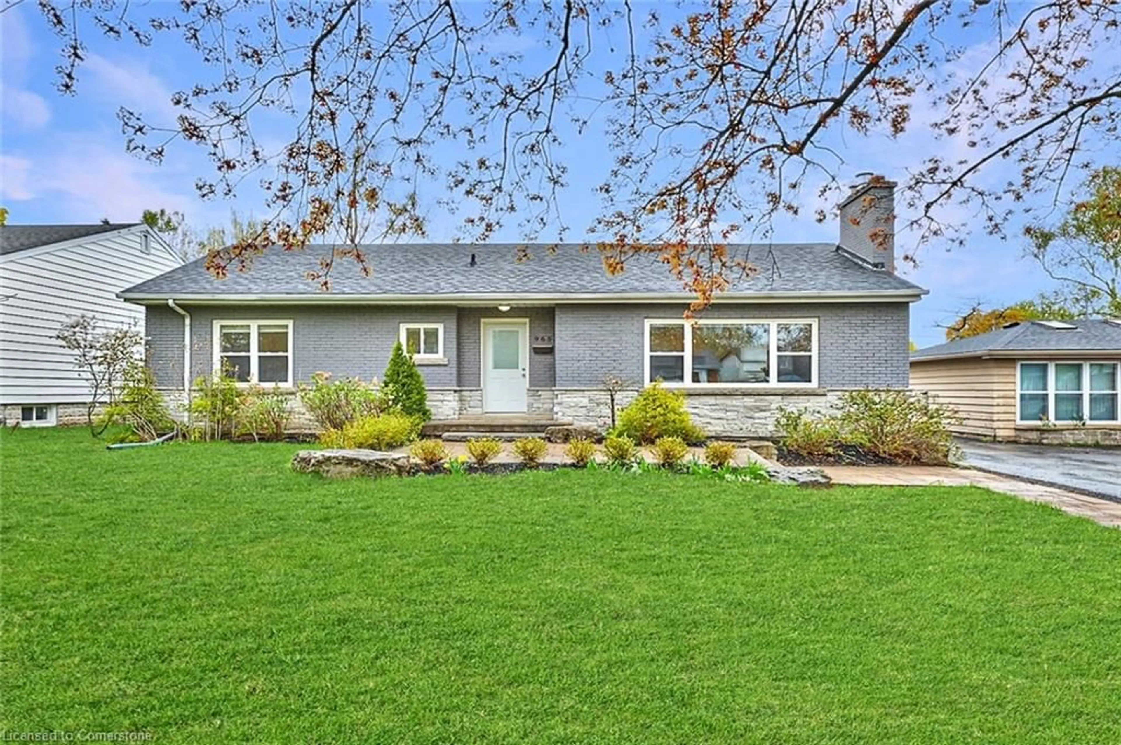 Home with vinyl exterior material, street for 965 Kingsway Dr, Burlington Ontario L7T 3J1