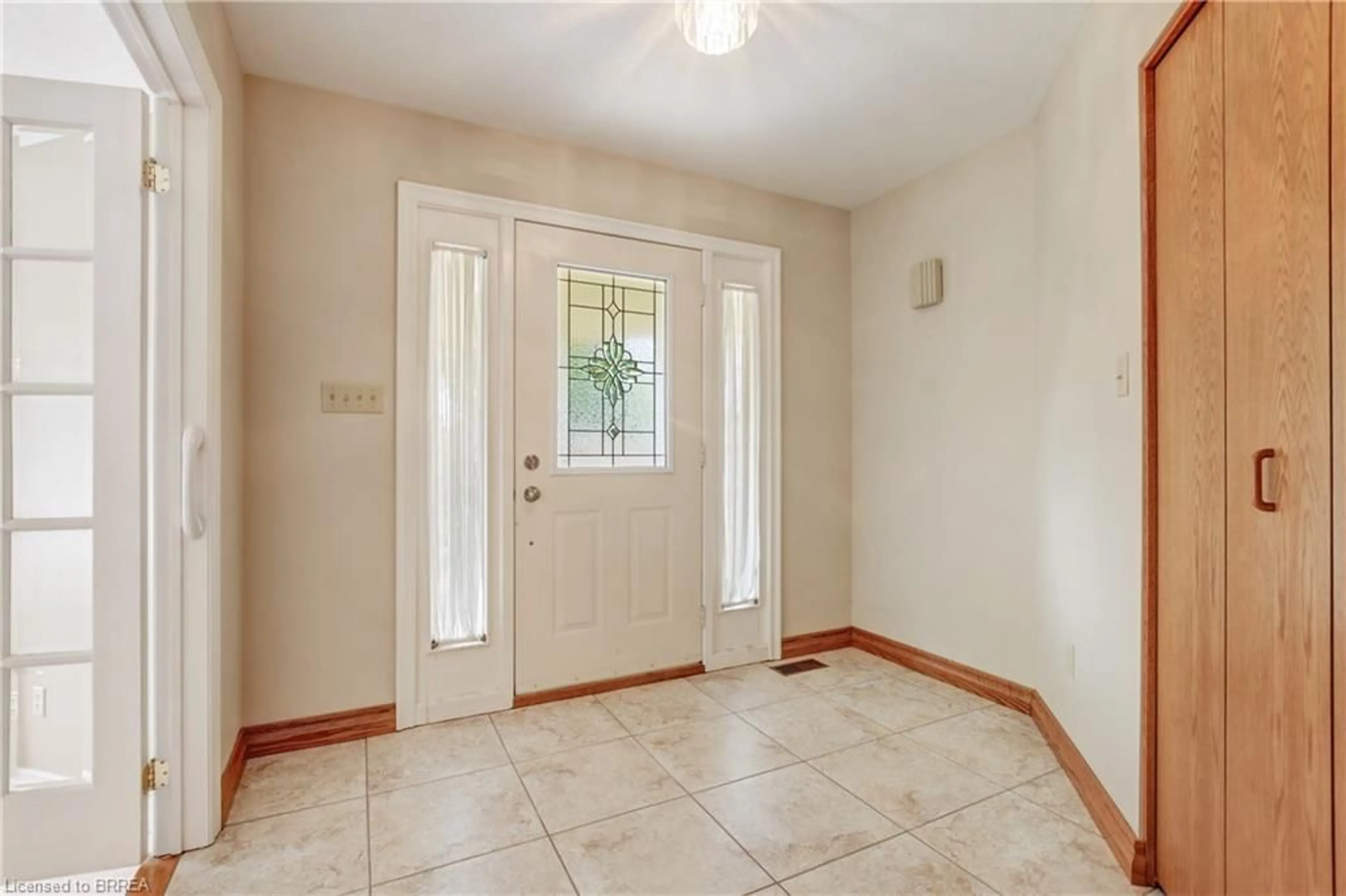 Indoor entryway for 23 Allensgate Dr, Brantford Ontario N3V 1C8