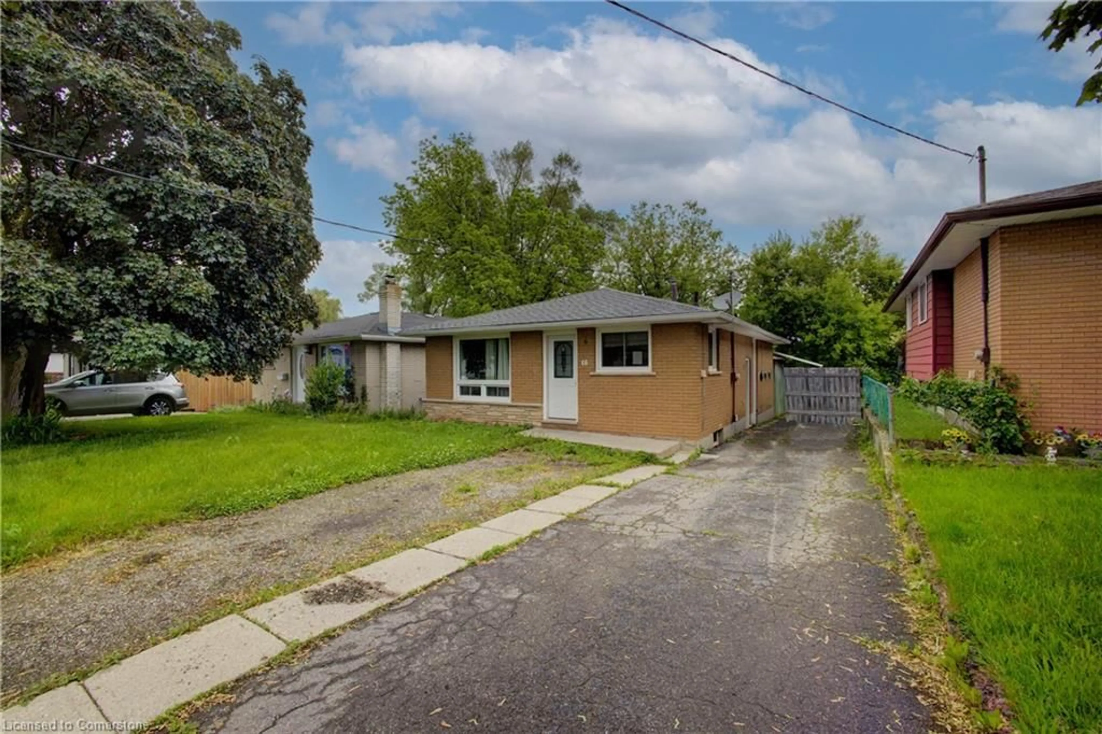 A pic from outside/outdoor area/front of a property/back of a property/a pic from drone, street for 46 Elmwood Ave, Cambridge Ontario N1R 4Y2
