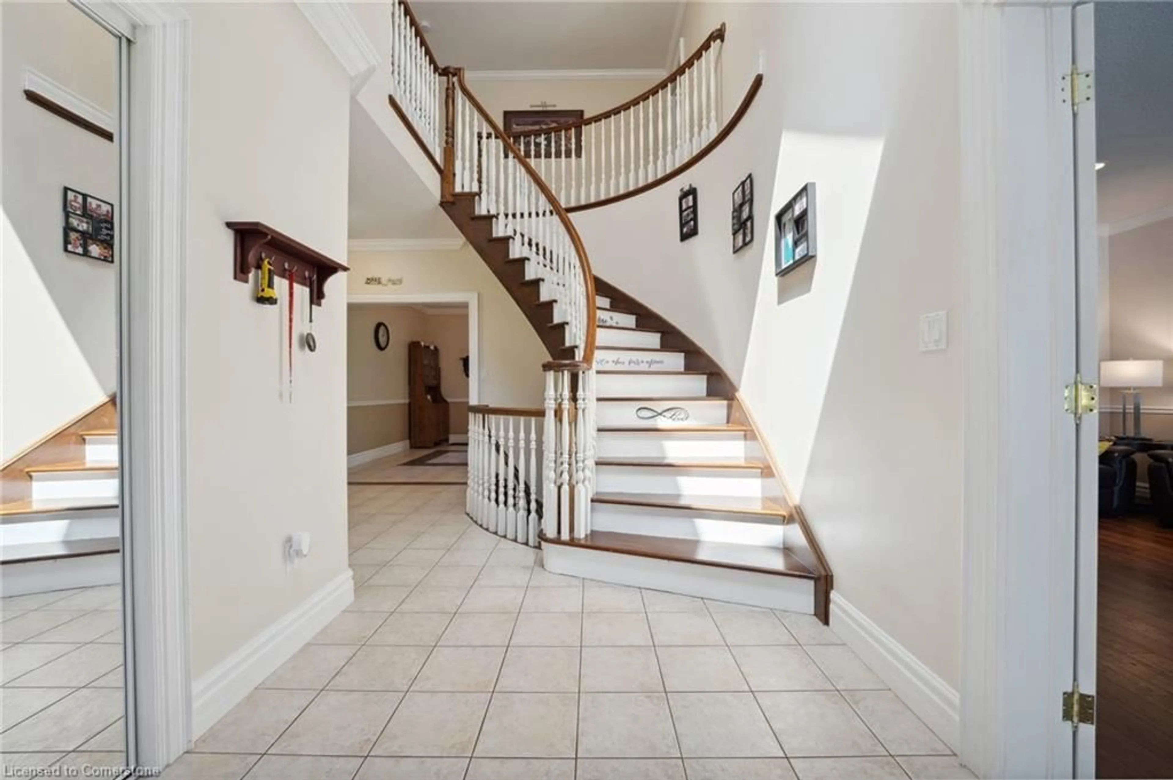 Indoor foyer for 1673 St Paul St, St. Catharines Ontario L2R 6P7
